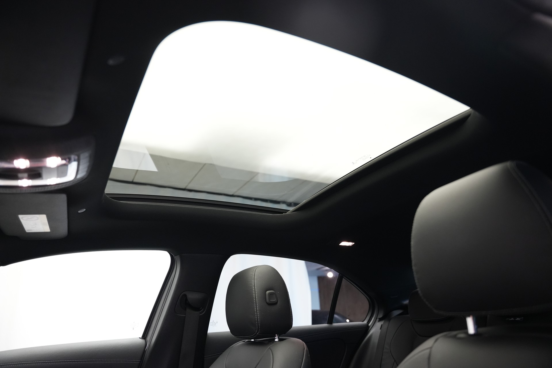 MERCEDES-BENZ A AMG 35 4Matic+ 8G-DCT *CH-Fahrzeug* *Panorama* *HuD* *Burmester*-image-13