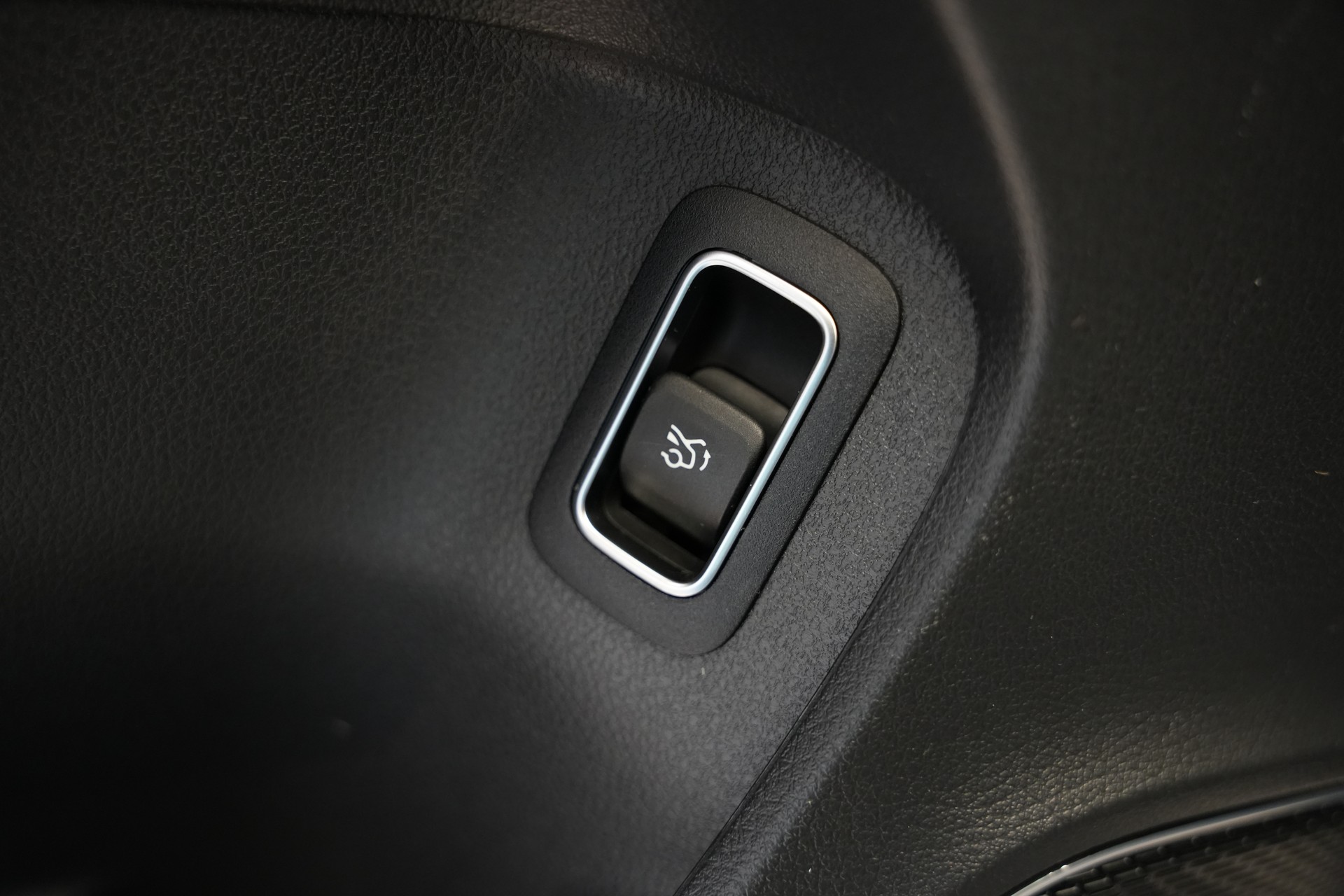 MERCEDES-BENZ A AMG 35 4Matic+ 8G-DCT *CH-Fahrzeug* *Panorama* *HuD* *Burmester*-image-19