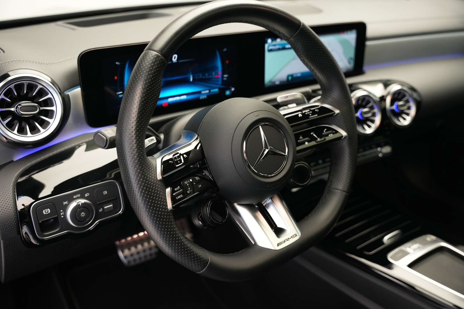 MERCEDES-BENZ A AMG 35 4Matic+ 8G-DCT *CH-Fahrzeug* *Panorama* *HuD* *Burmester*-image-22