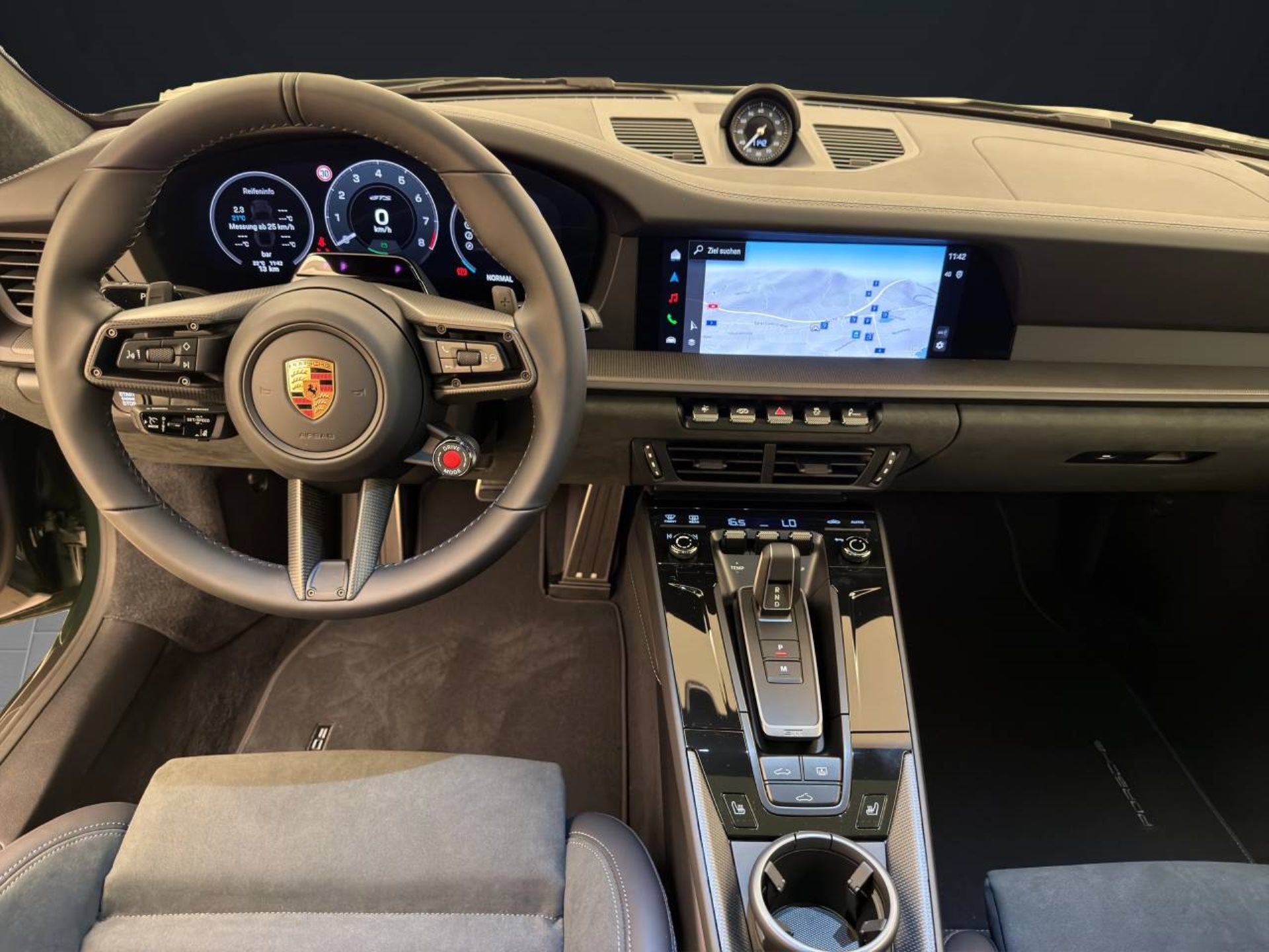 PORSCHE 911 Carrera 4 GTS-image-14