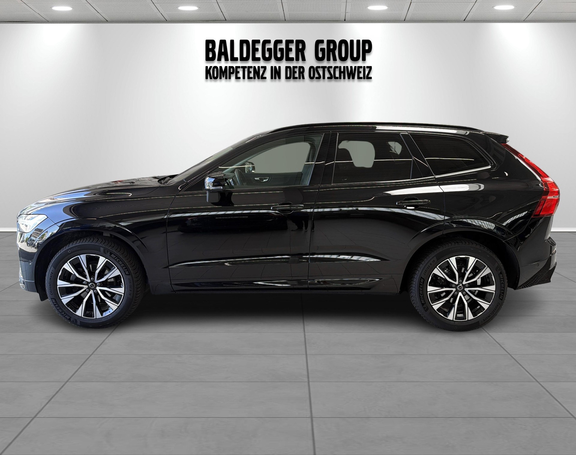 VOLVO XC60 2.0 B5 MH Plus Dark AWD-image-1