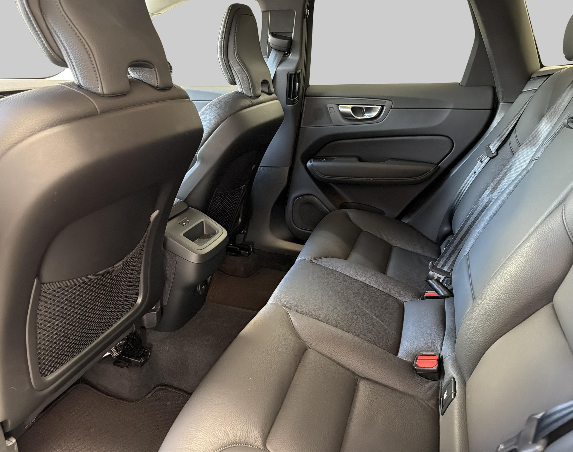VOLVO XC60 2.0 B5 MH Plus Dark AWD-image-9