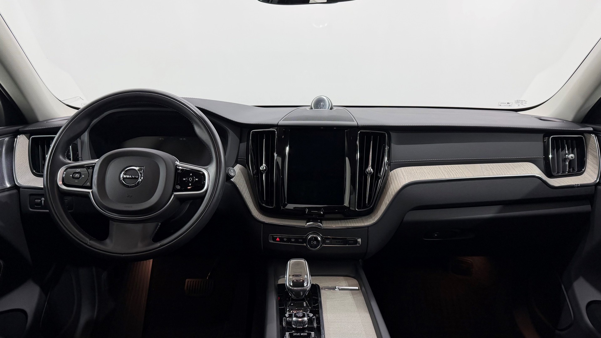 VOLVO XC60 2.0 B5 MH Inscription AWD-image-4