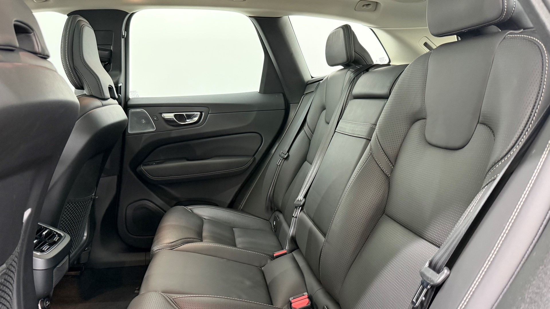 VOLVO XC60 2.0 B5 MH Inscription AWD-image-5