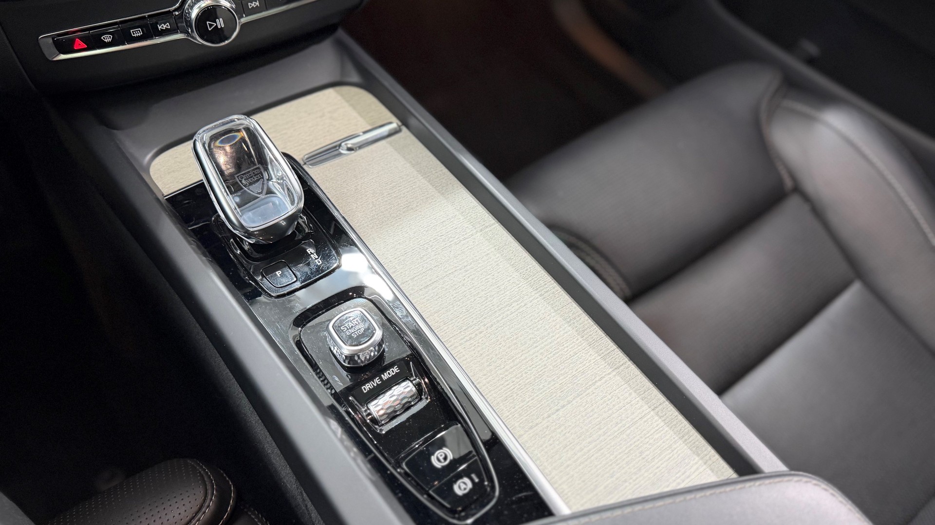 VOLVO XC60 2.0 B5 MH Inscription AWD-image-15