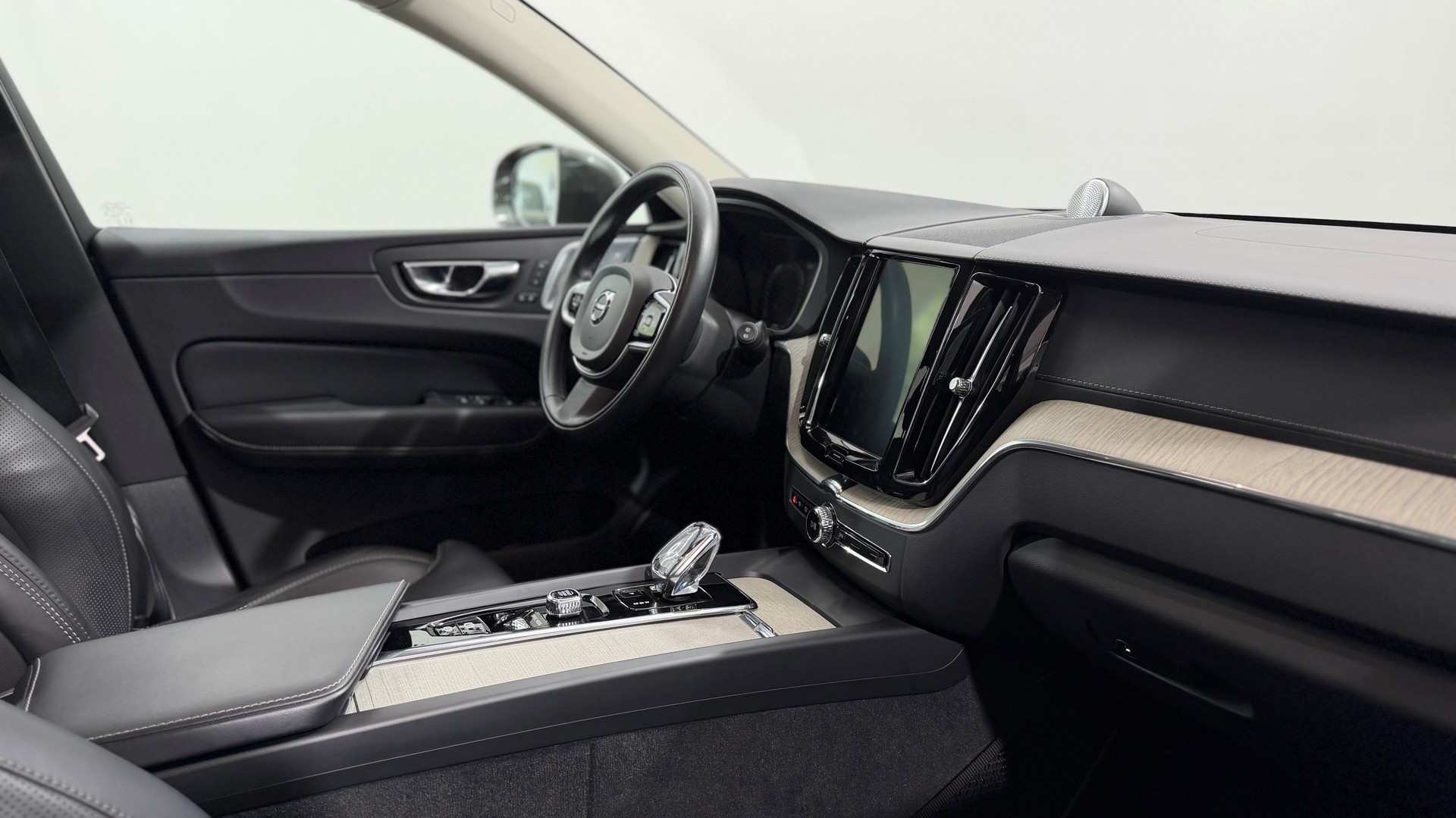 VOLVO XC60 2.0 B5 MH Inscription AWD-image-3