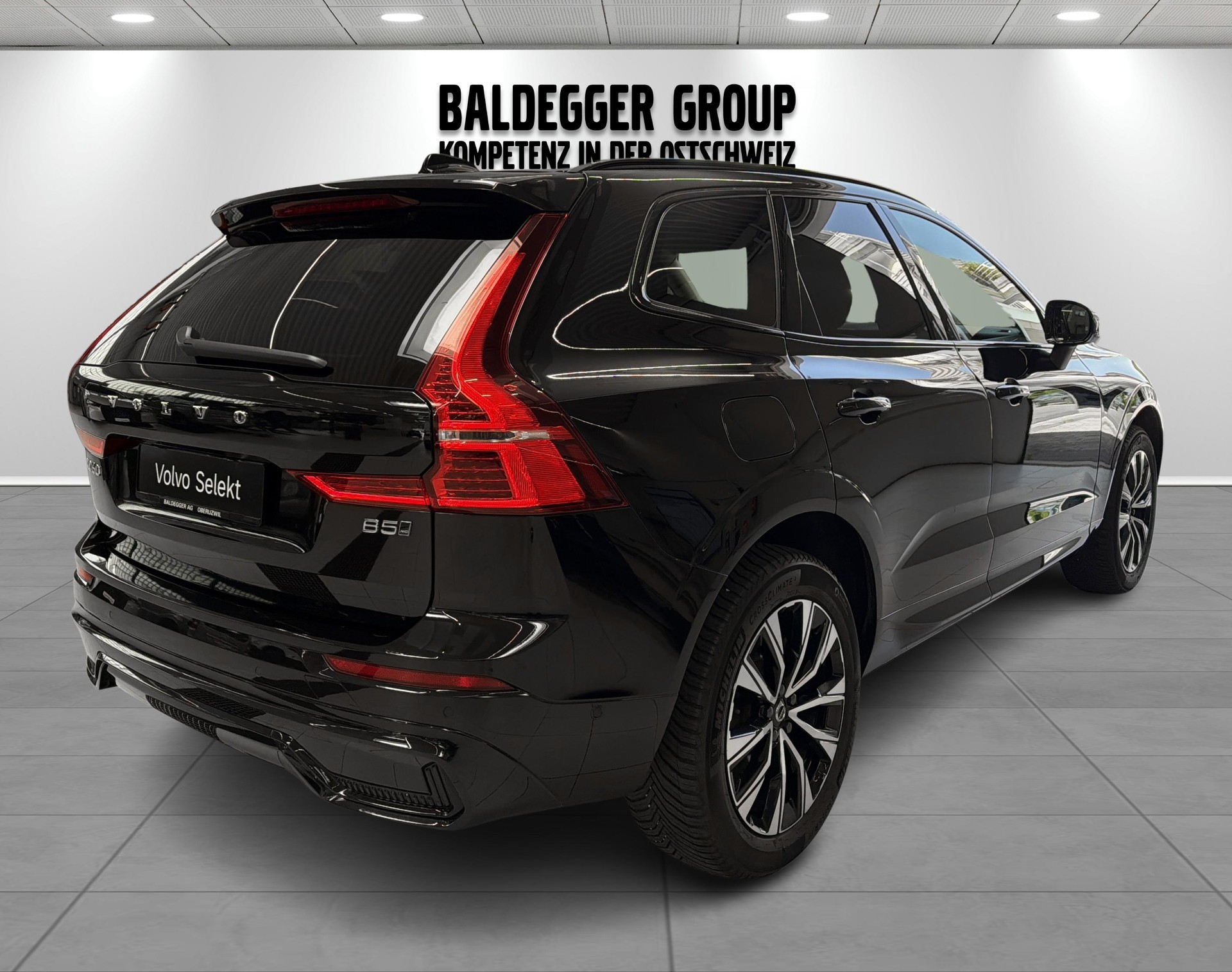 VOLVO XC60 2.0 B5 MH Plus Dark AWD-image-2