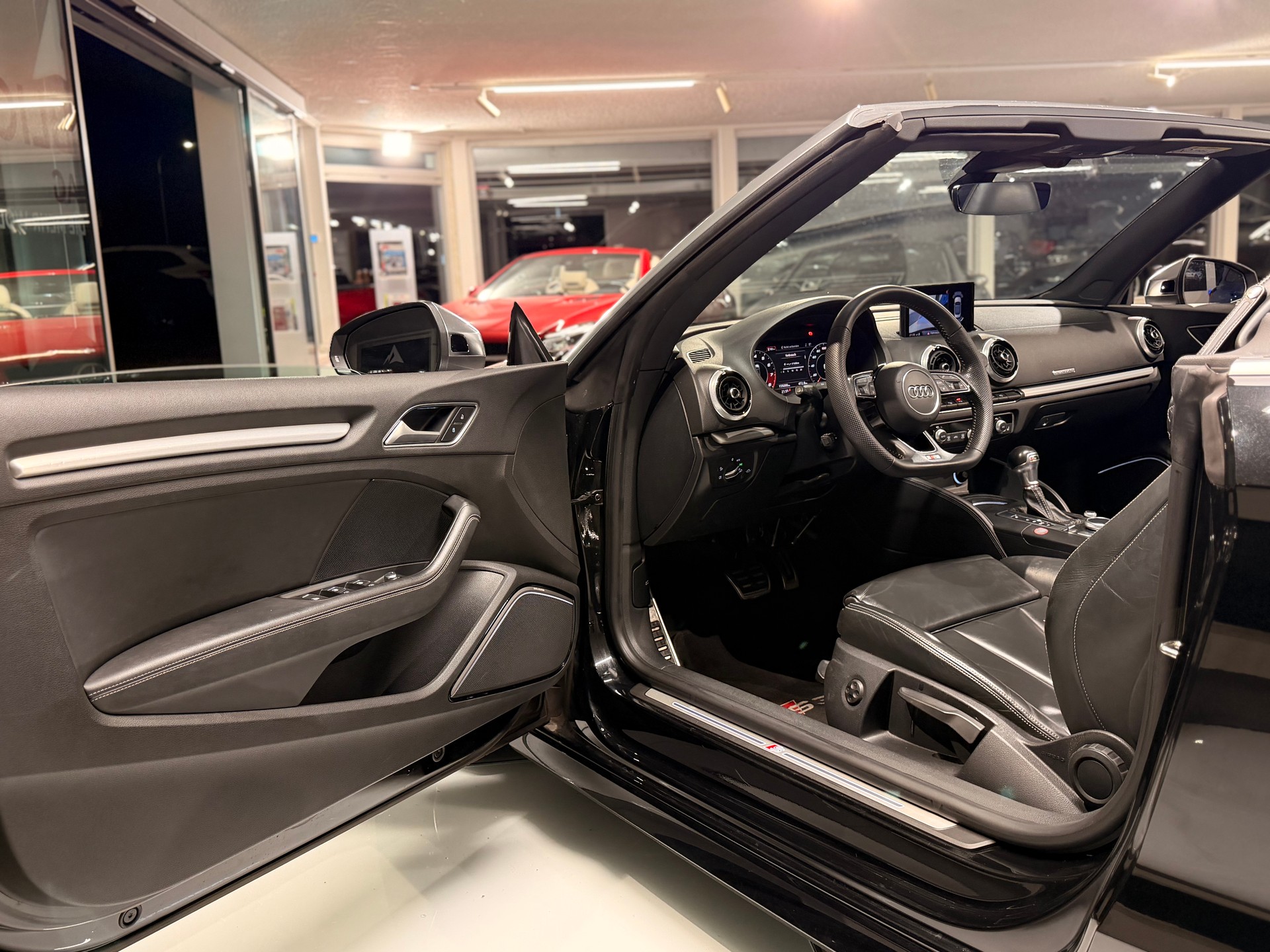 AUDI S3 Cabriolet 2.0 TFSI quattro S-tronic-image-12