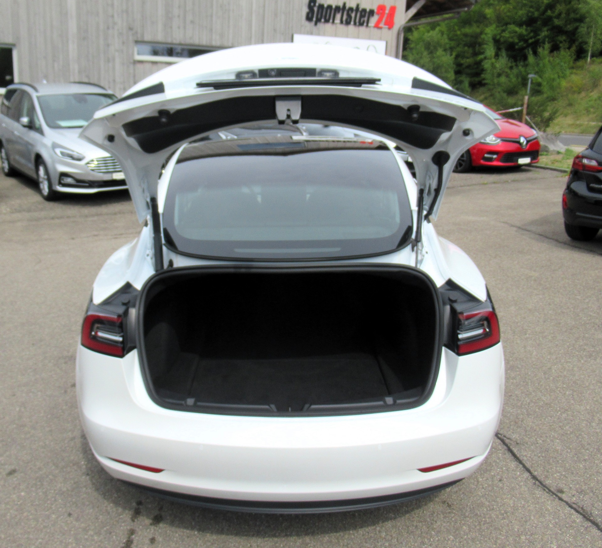TESLA Model 3 Long Range Dual Motor AWD-showroom-element-3