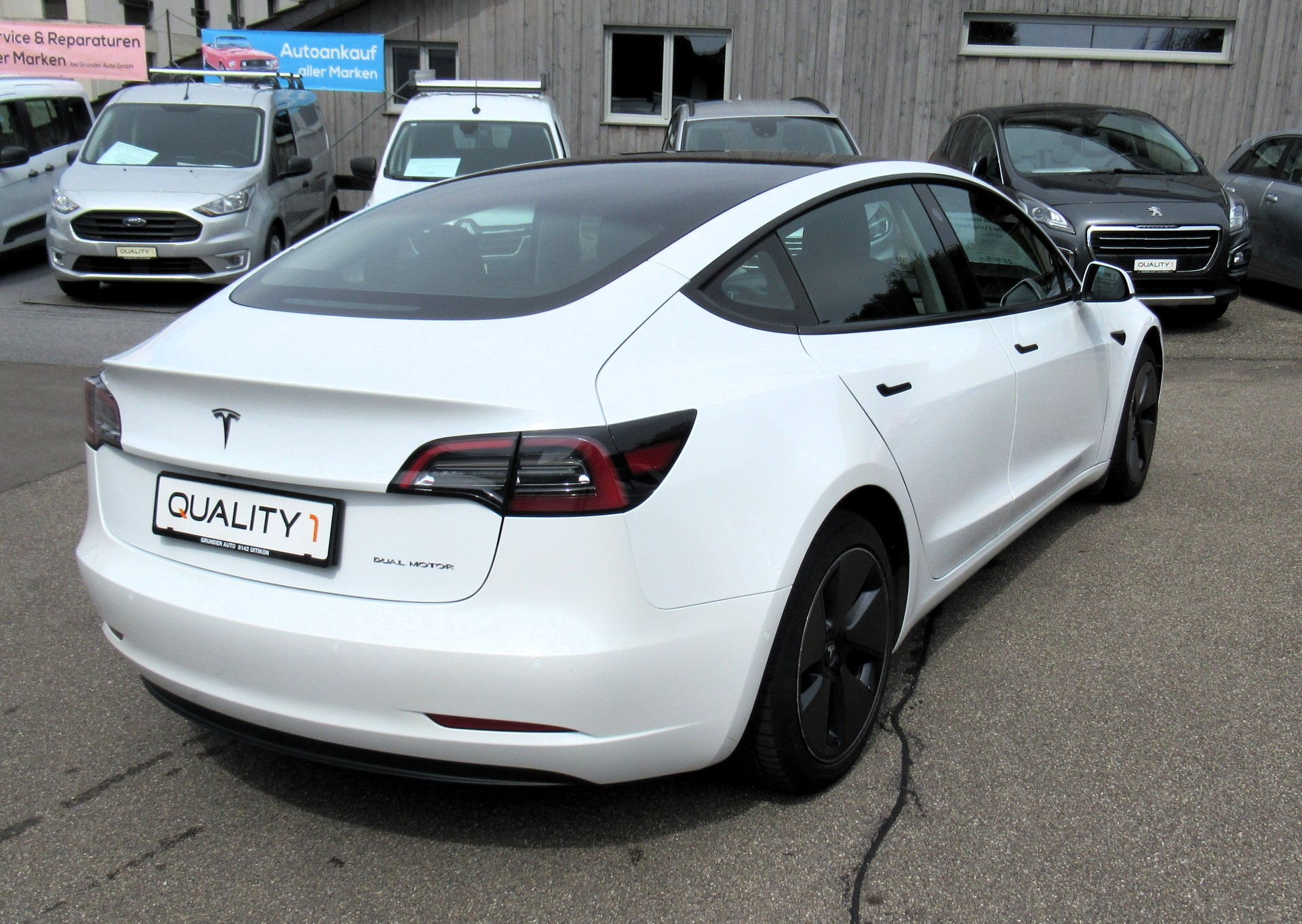 TESLA Model 3 Long Range Dual Motor AWD-showroom-element-2