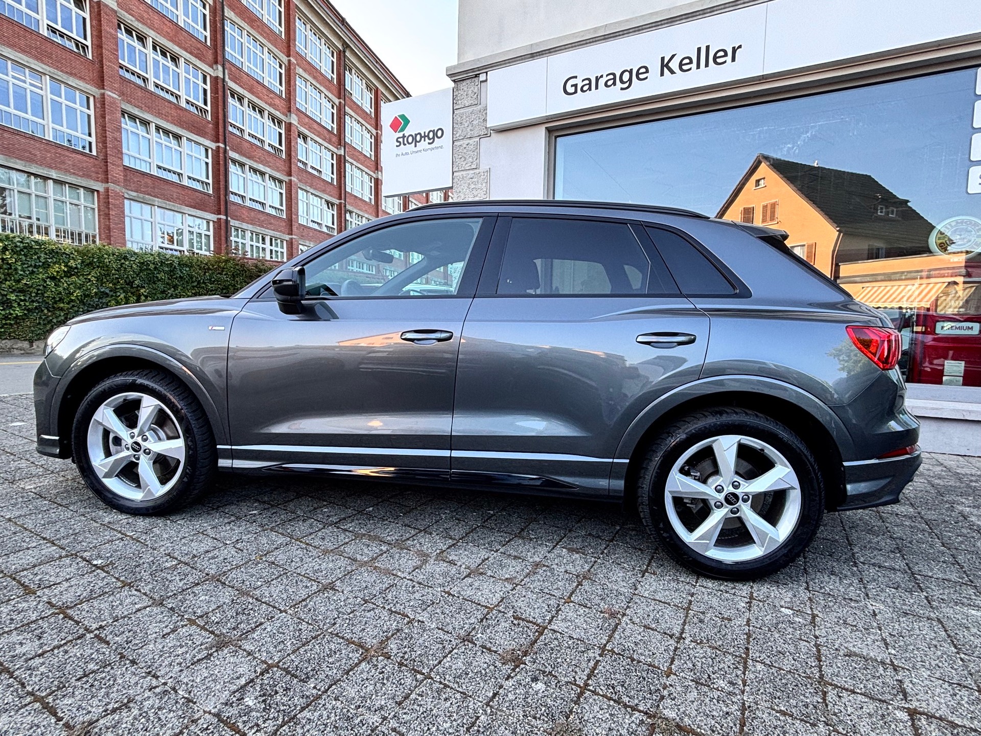 AUDI Q3 40 TDI quattro S-tronic-image-1