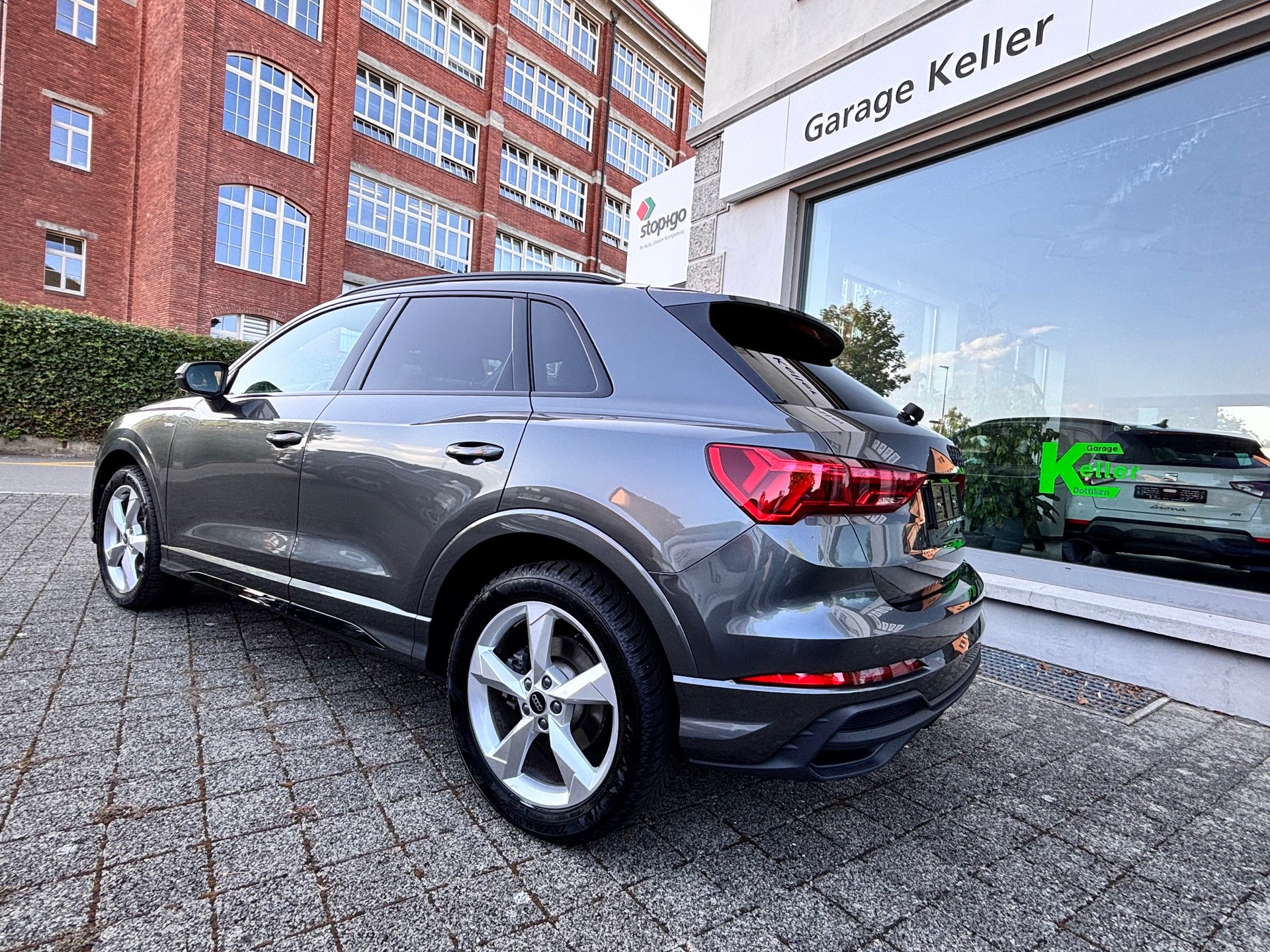 AUDI Q3 40 TDI quattro S-tronic-image-2