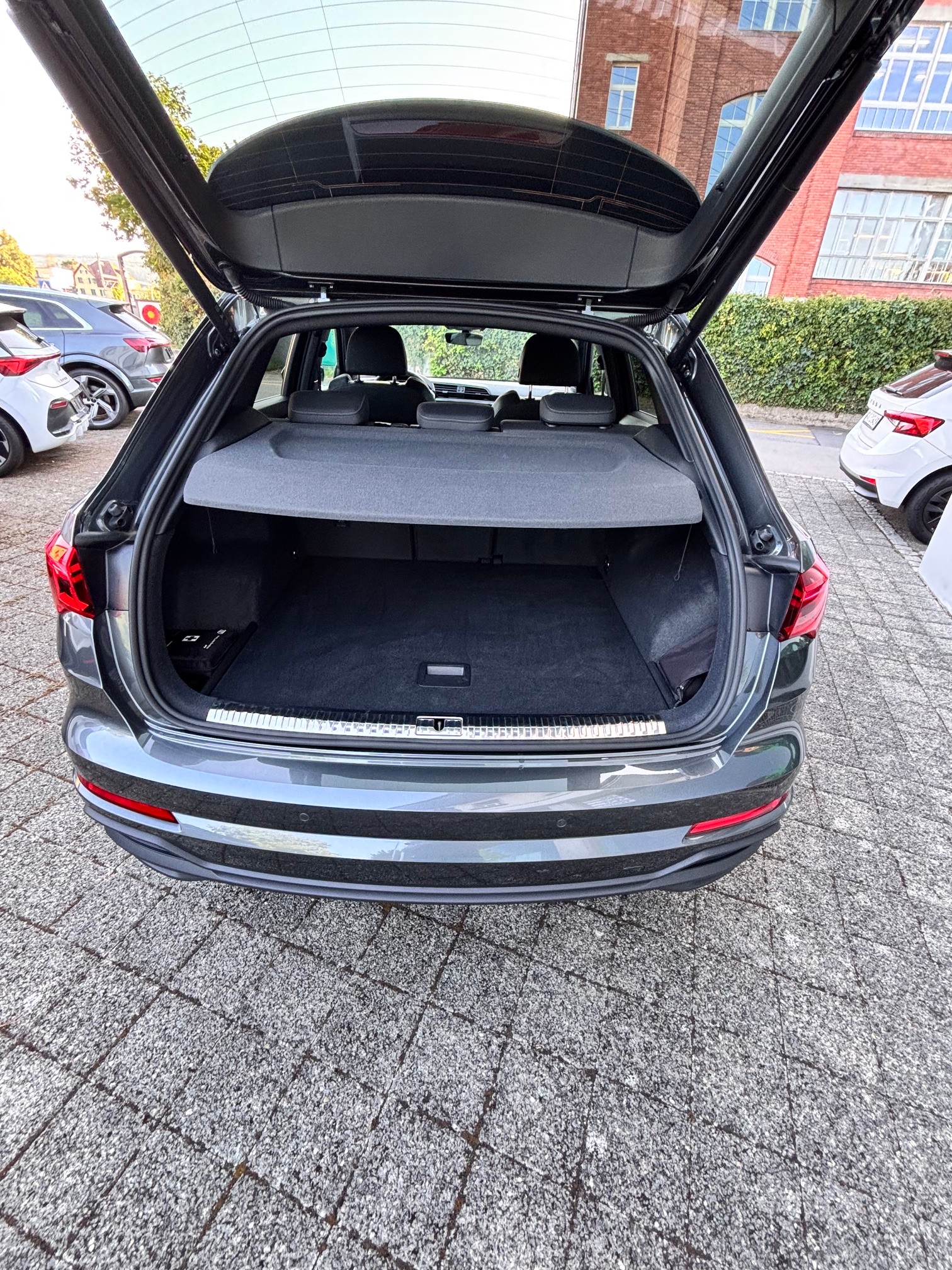 AUDI Q3 40 TDI quattro S-tronic-image-12