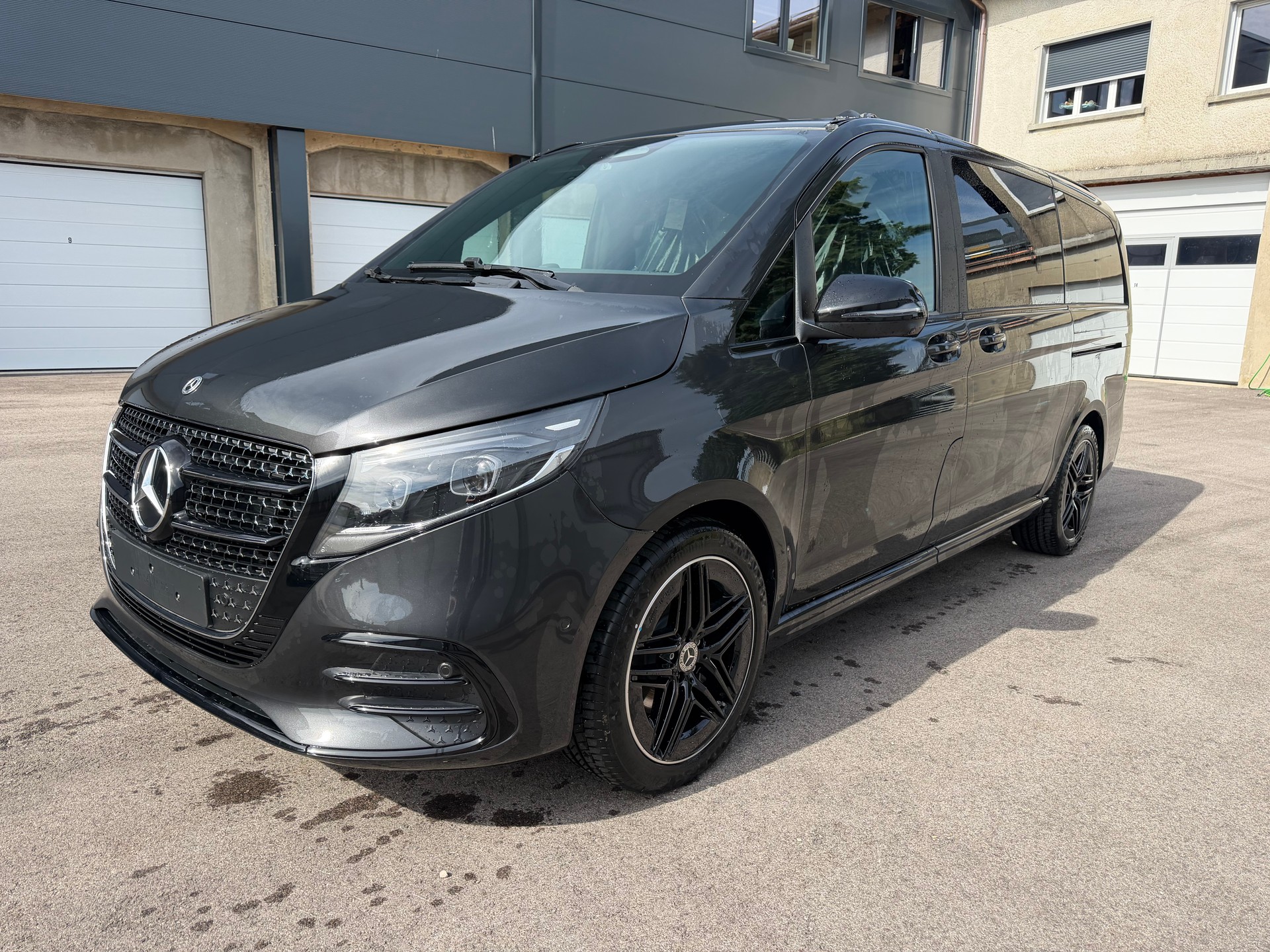 MERCEDES-BENZ NEUWAGEN !! AMG V 300 D LANG 4MATIC "CARBON" SWISS EDITION 9G-TRONIC. CH WAGEN MIT VOLLGARANTIE CH !! 7 PLÄTZER + AHK.