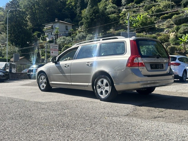 VOLVO V70 2.0 Momentum-image-1