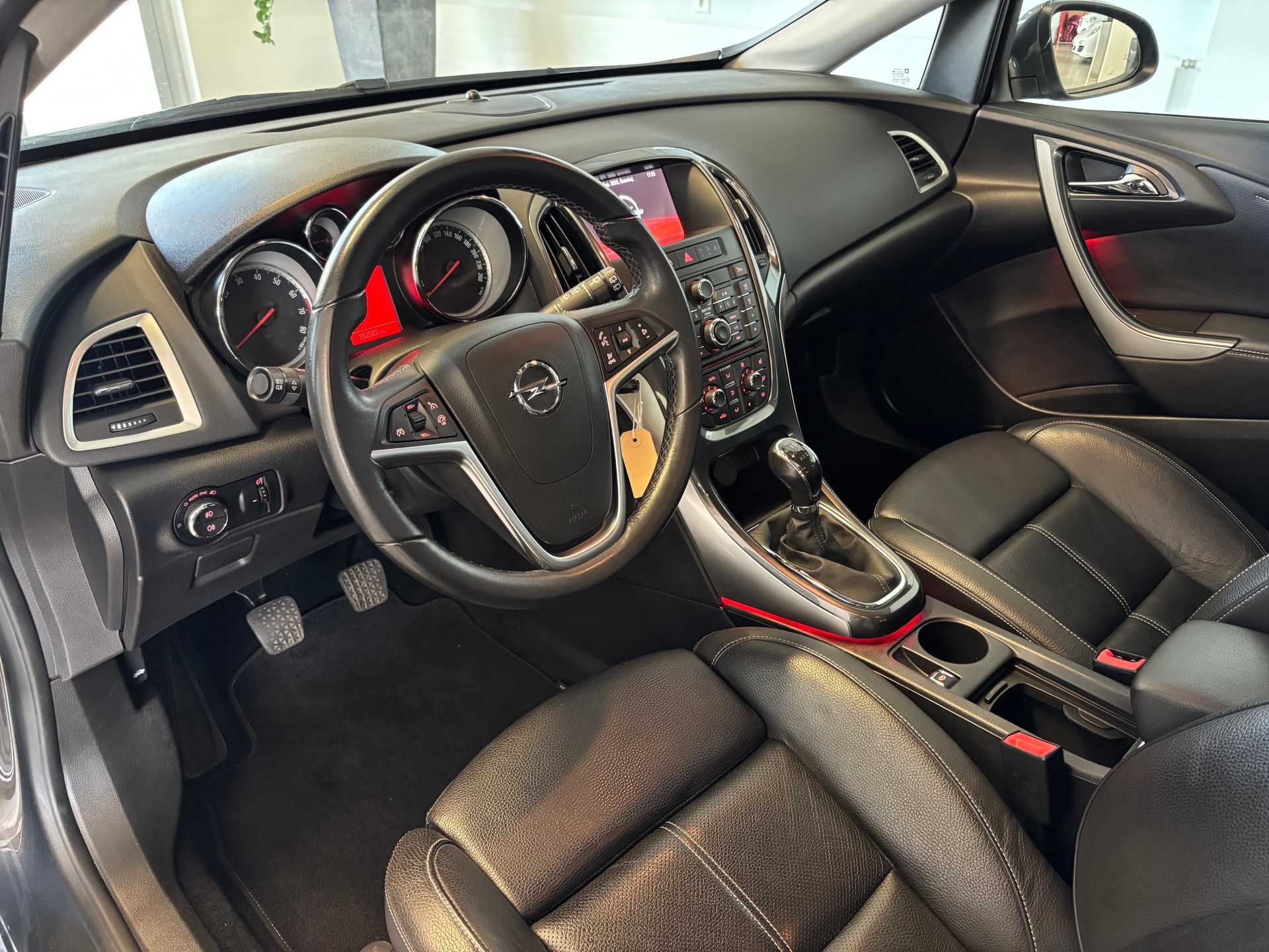 OPEL Astra 1.6i 16V Turbo Cosmo-image-4