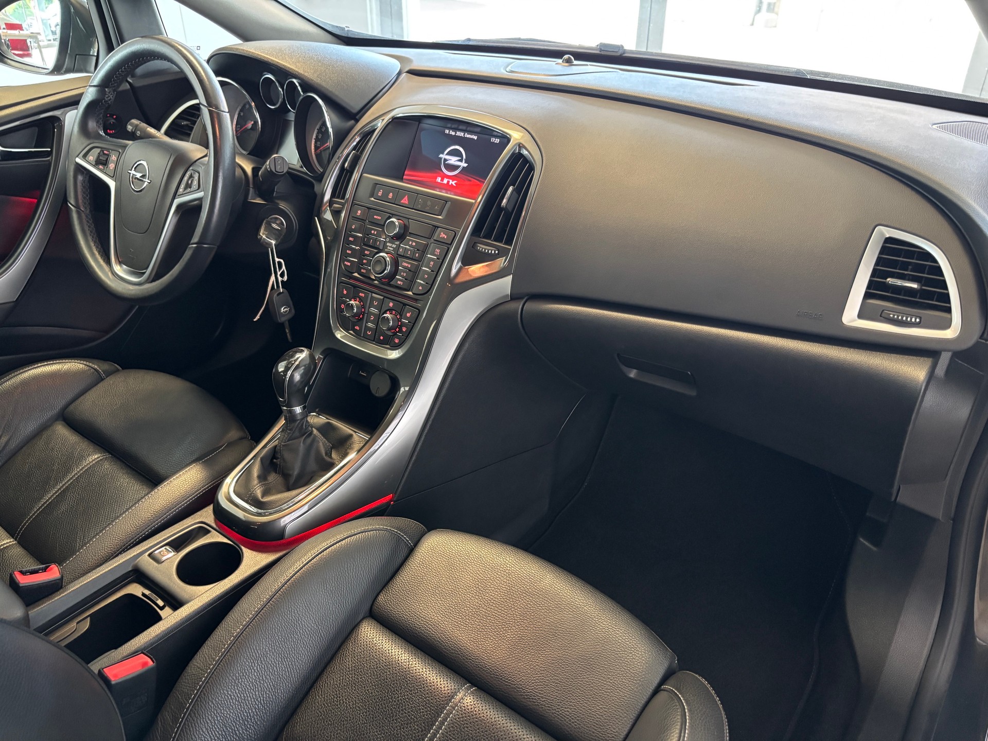 OPEL Astra 1.6i 16V Turbo Cosmo-image-7