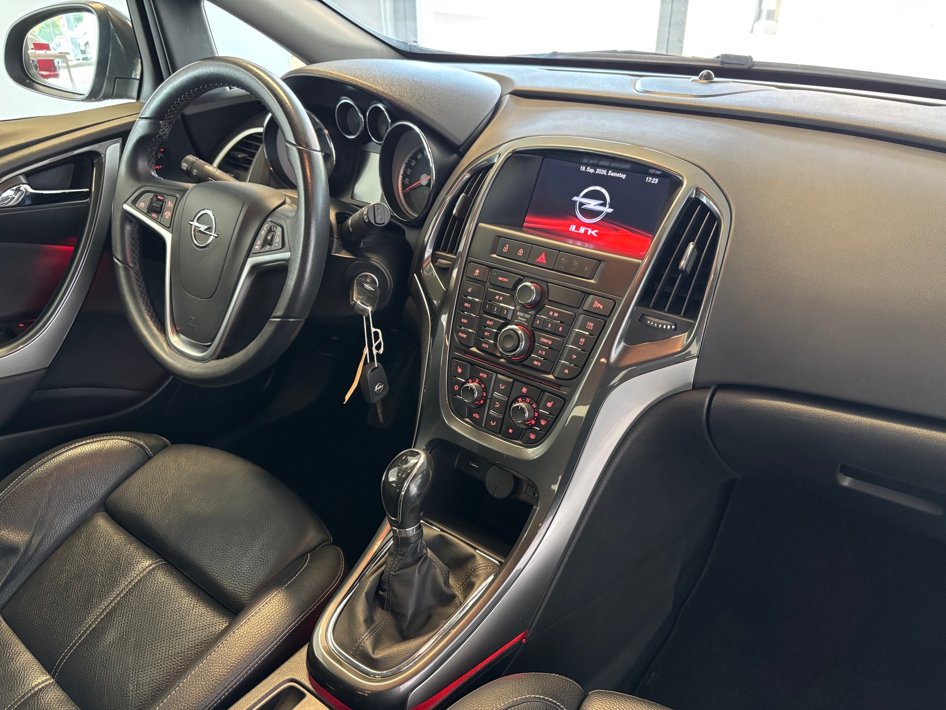 OPEL Astra 1.6i 16V Turbo Cosmo-image-8