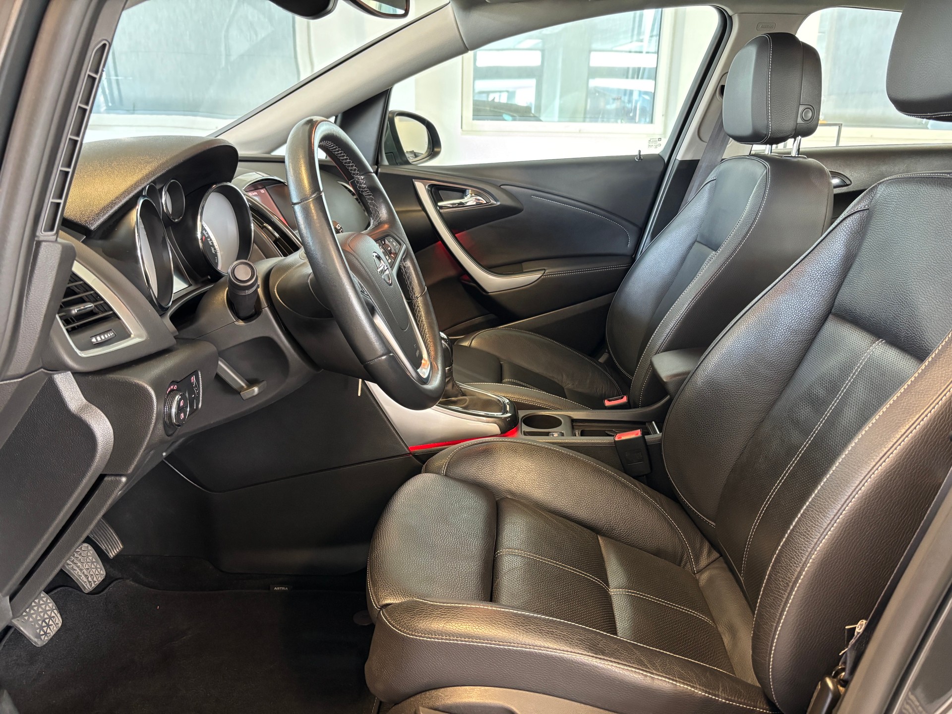OPEL Astra 1.6i 16V Turbo Cosmo-image-6