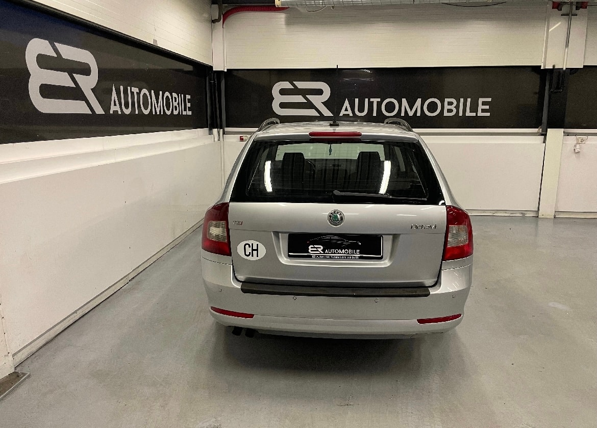 SKODA Octavia Combi 1.8 TSI Elegance DSG-image-2