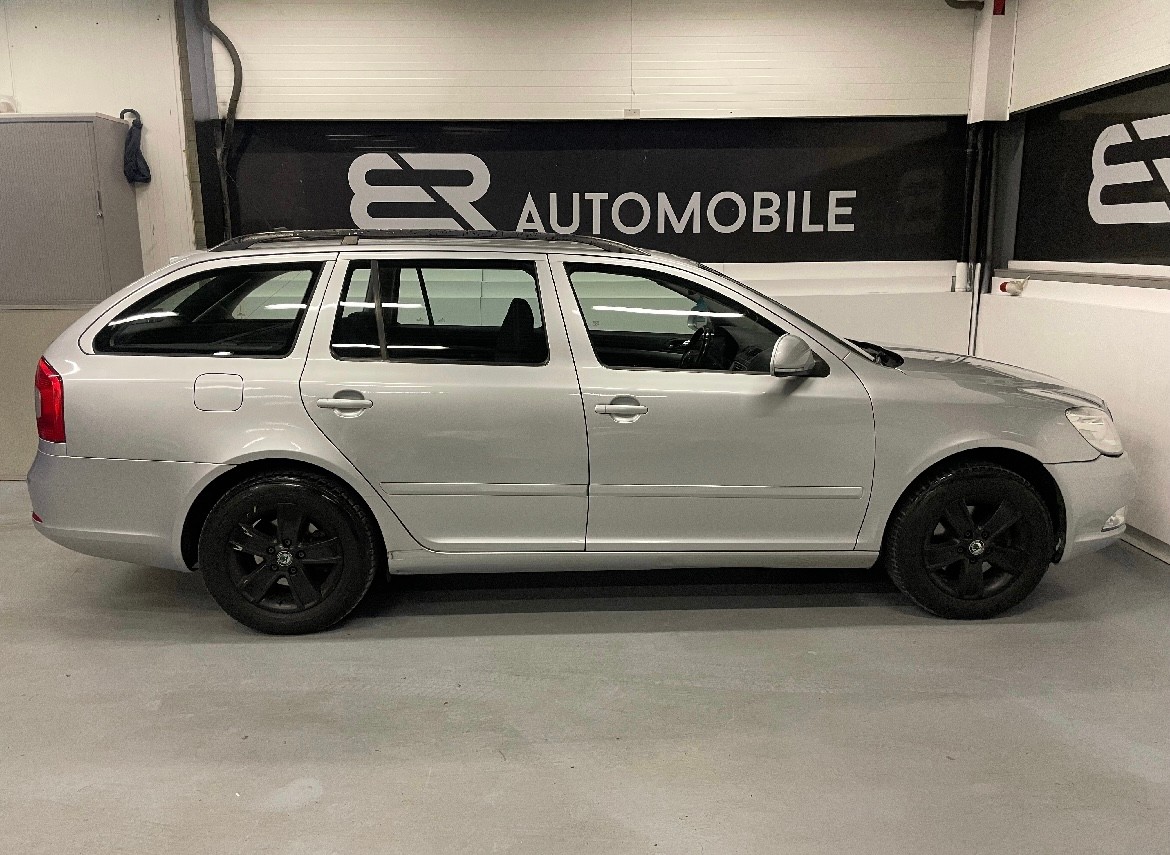 SKODA Octavia Combi 1.8 TSI Elegance DSG-image-3