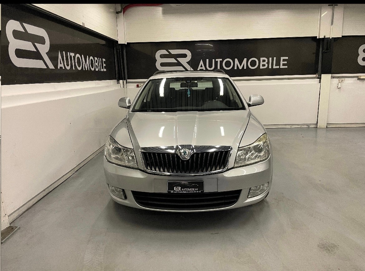 SKODA Octavia Combi 1.8 TSI Elegance DSG-image-1