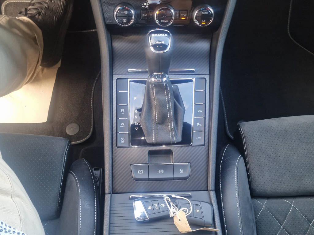 SKODA Superb Combi 2.0 TDI 200 SportLine 4x4 DSG-image-10
