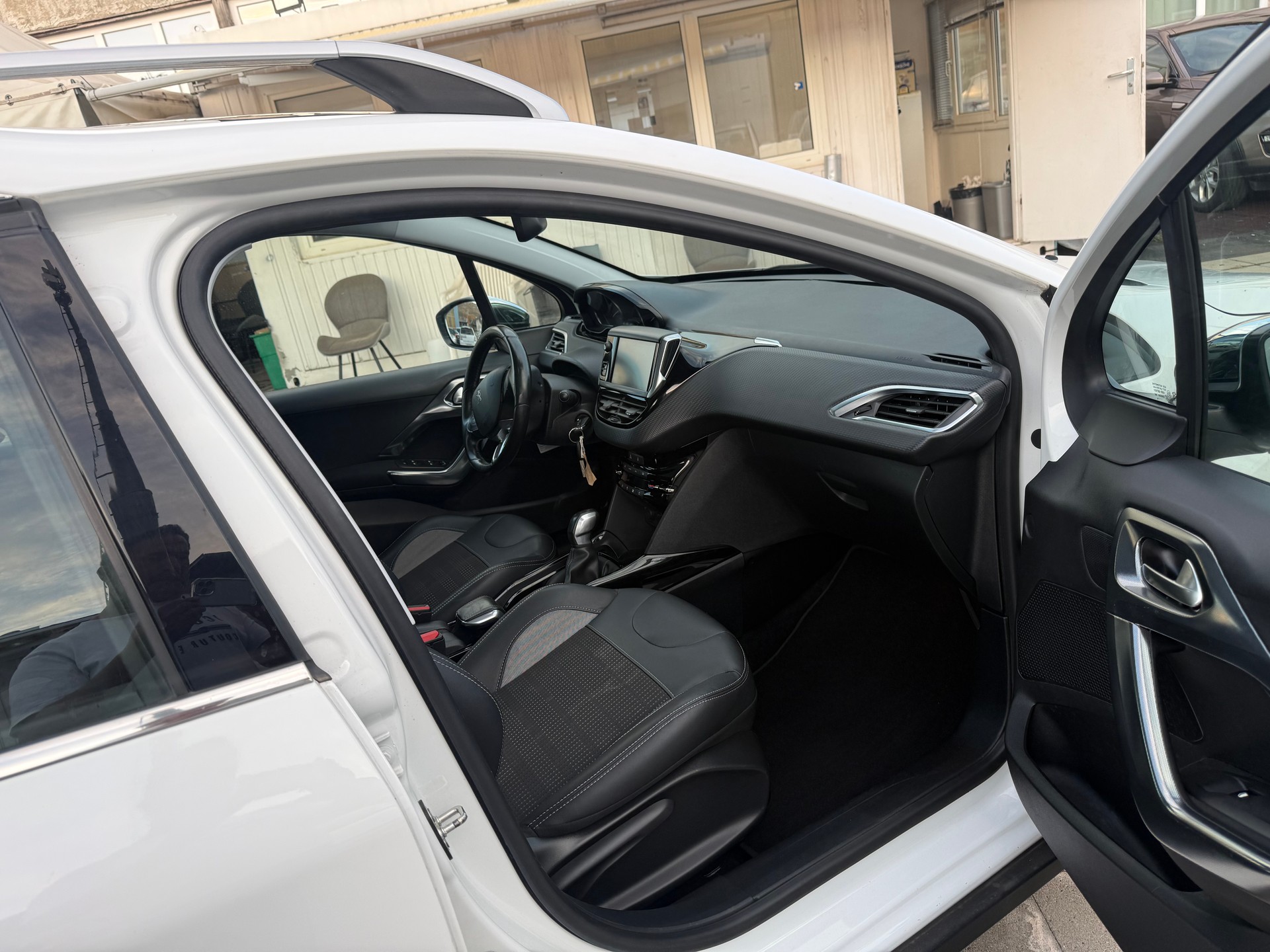 PEUGEOT 2008 1.2 PureTech Active-image-6