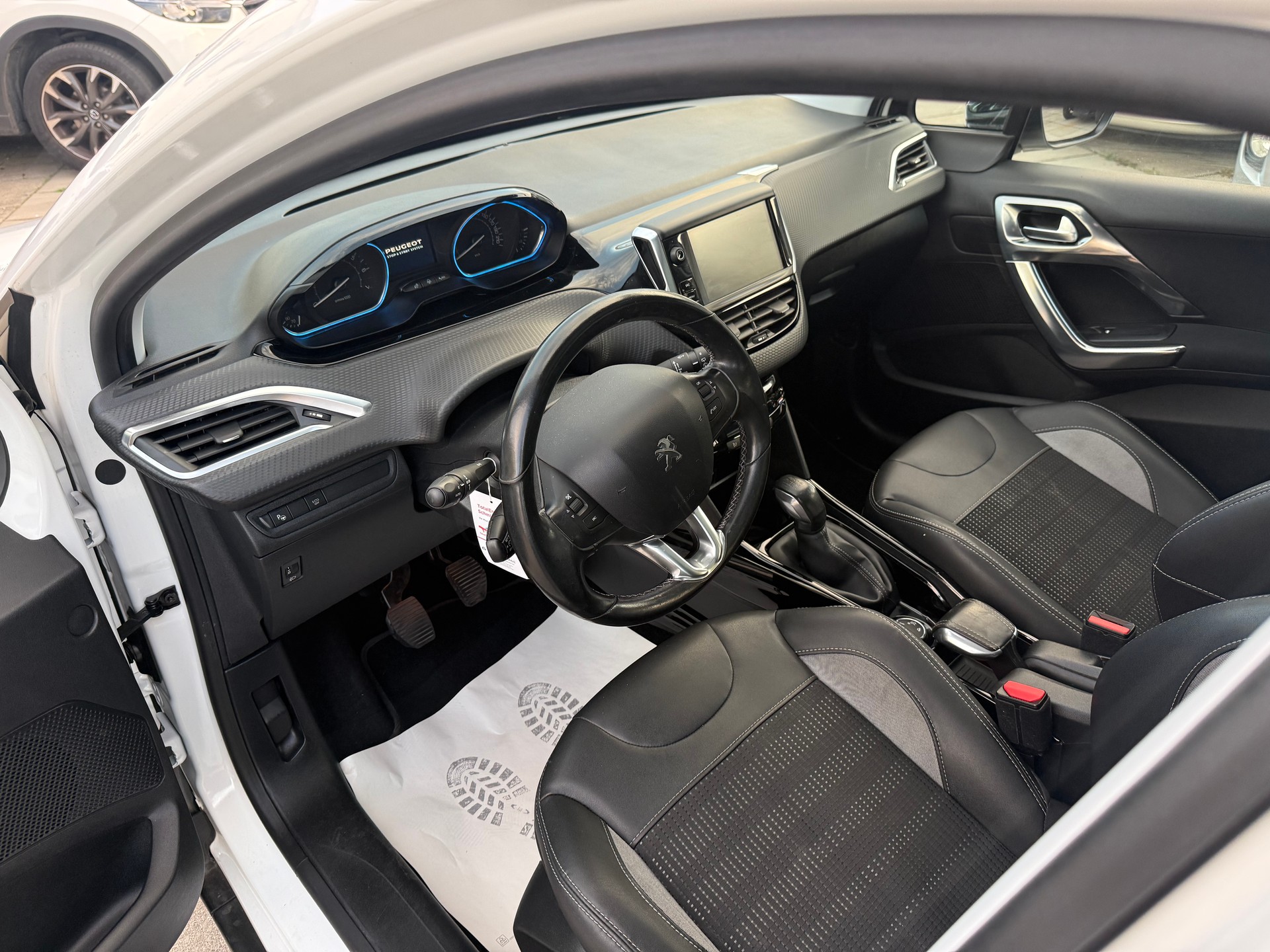 PEUGEOT 2008 1.2 PureTech Active-image-8