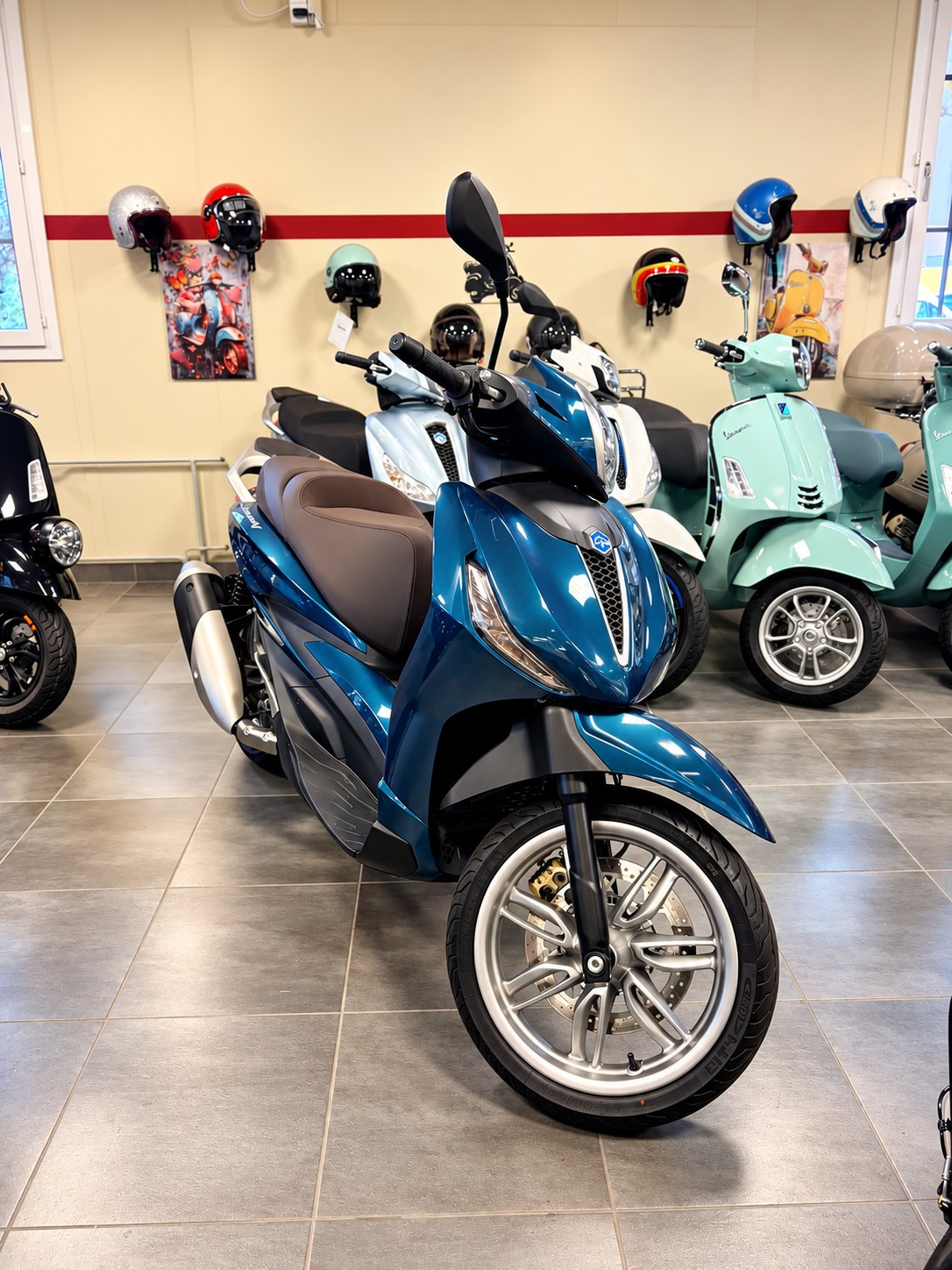 PIAGGIO Beverly 300-showroom-element-1