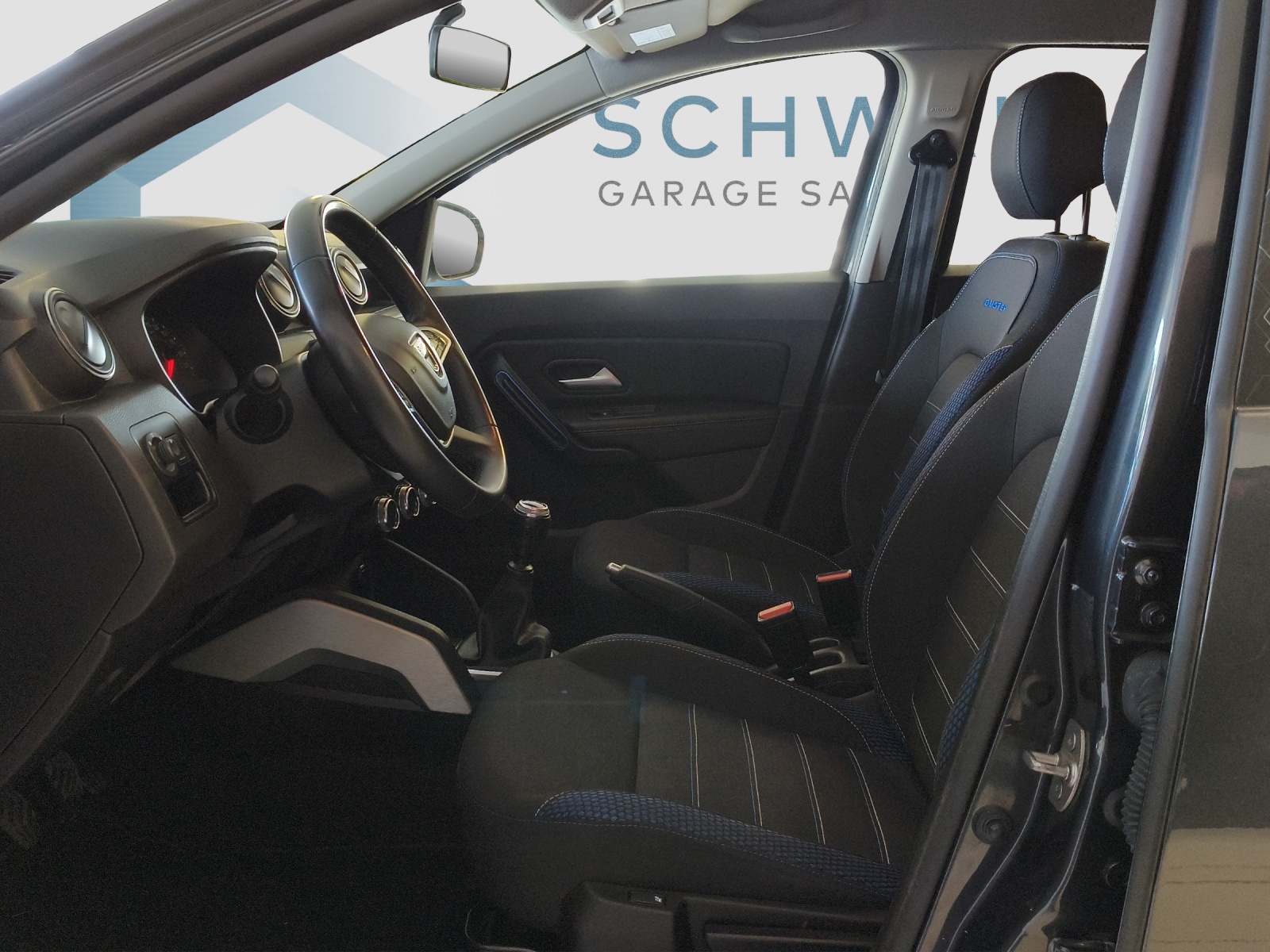 DACIA DUSTER 1.3 TCe 150 Celebration 4WD-image-8