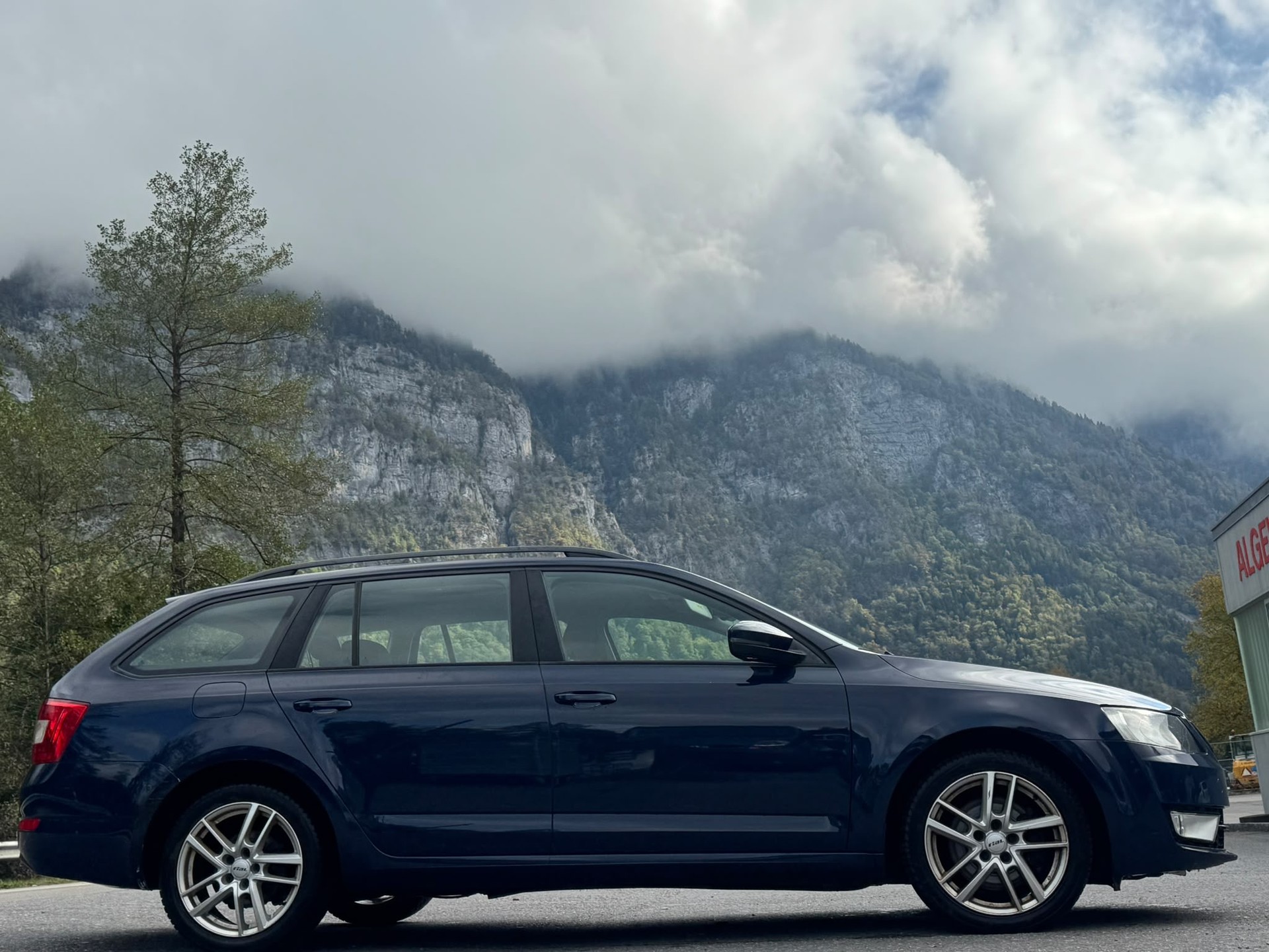 SKODA Octavia Combi 2.0 TDI Swiss Edition 4x4 DSG-image-4