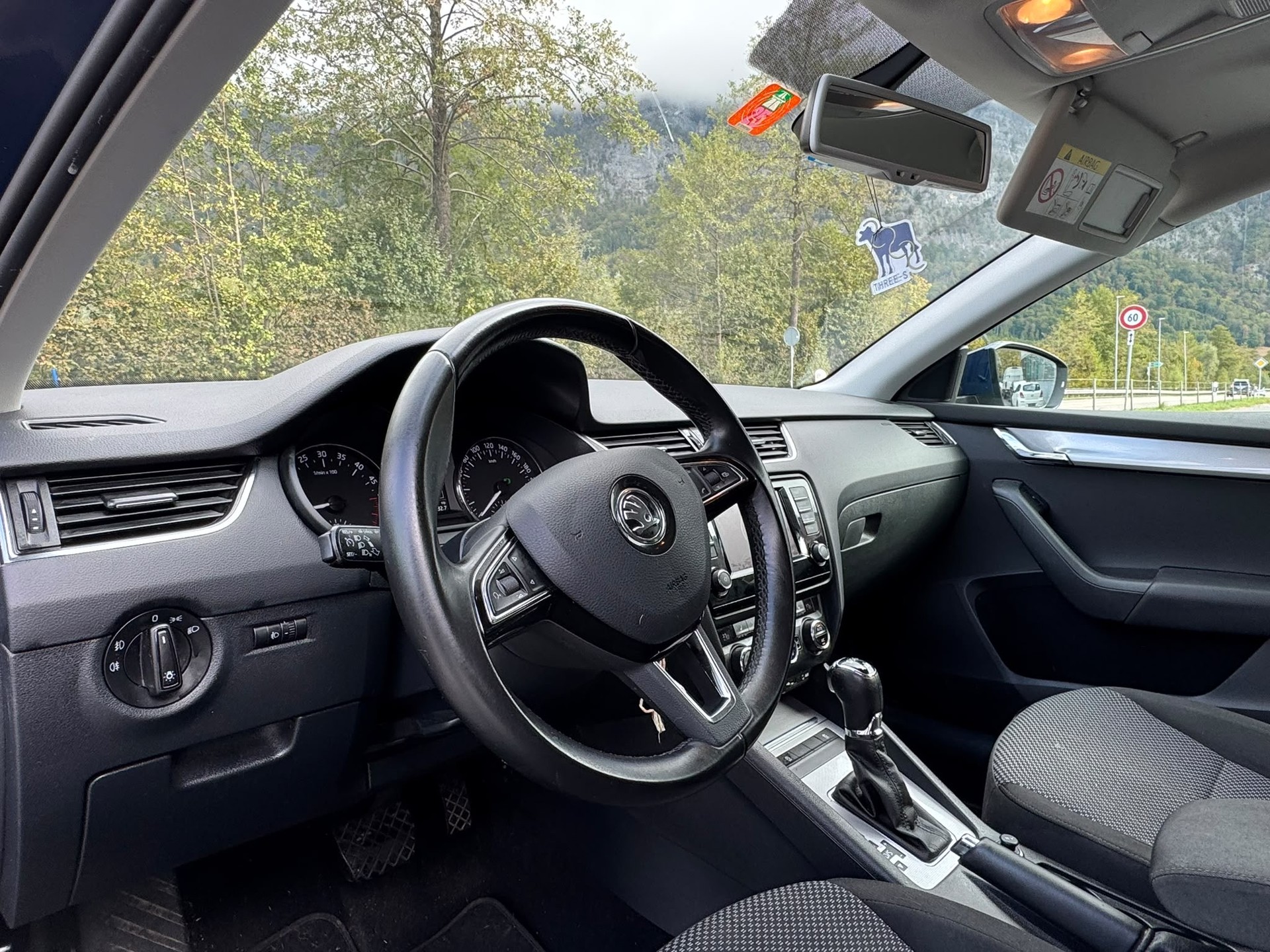 SKODA Octavia Combi 2.0 TDI Swiss Edition 4x4 DSG-image-11