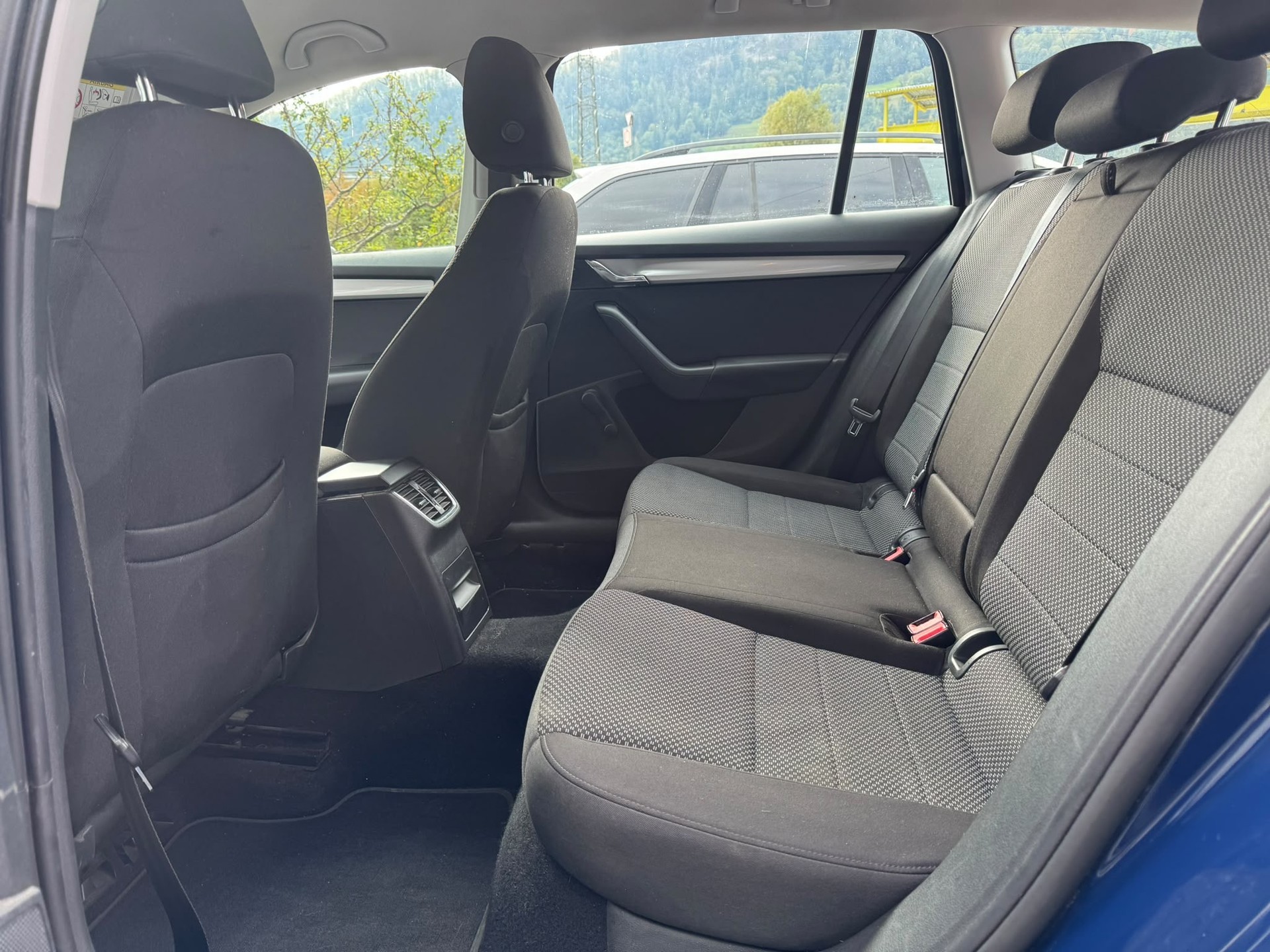 SKODA Octavia Combi 2.0 TDI Swiss Edition 4x4 DSG-image-15