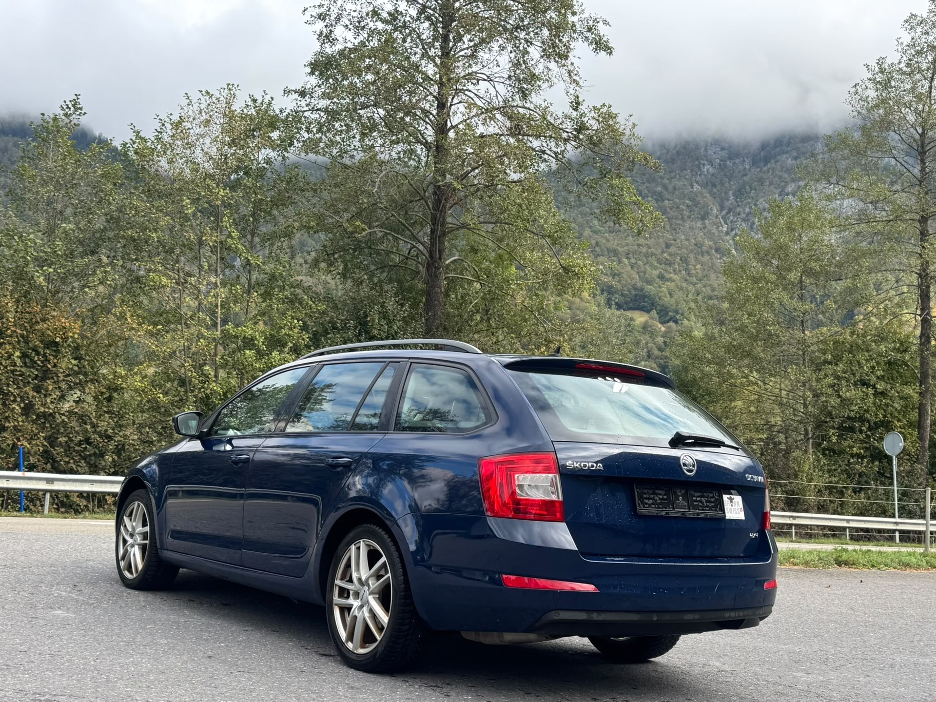 SKODA Octavia Combi 2.0 TDI Swiss Edition 4x4 DSG-image-12