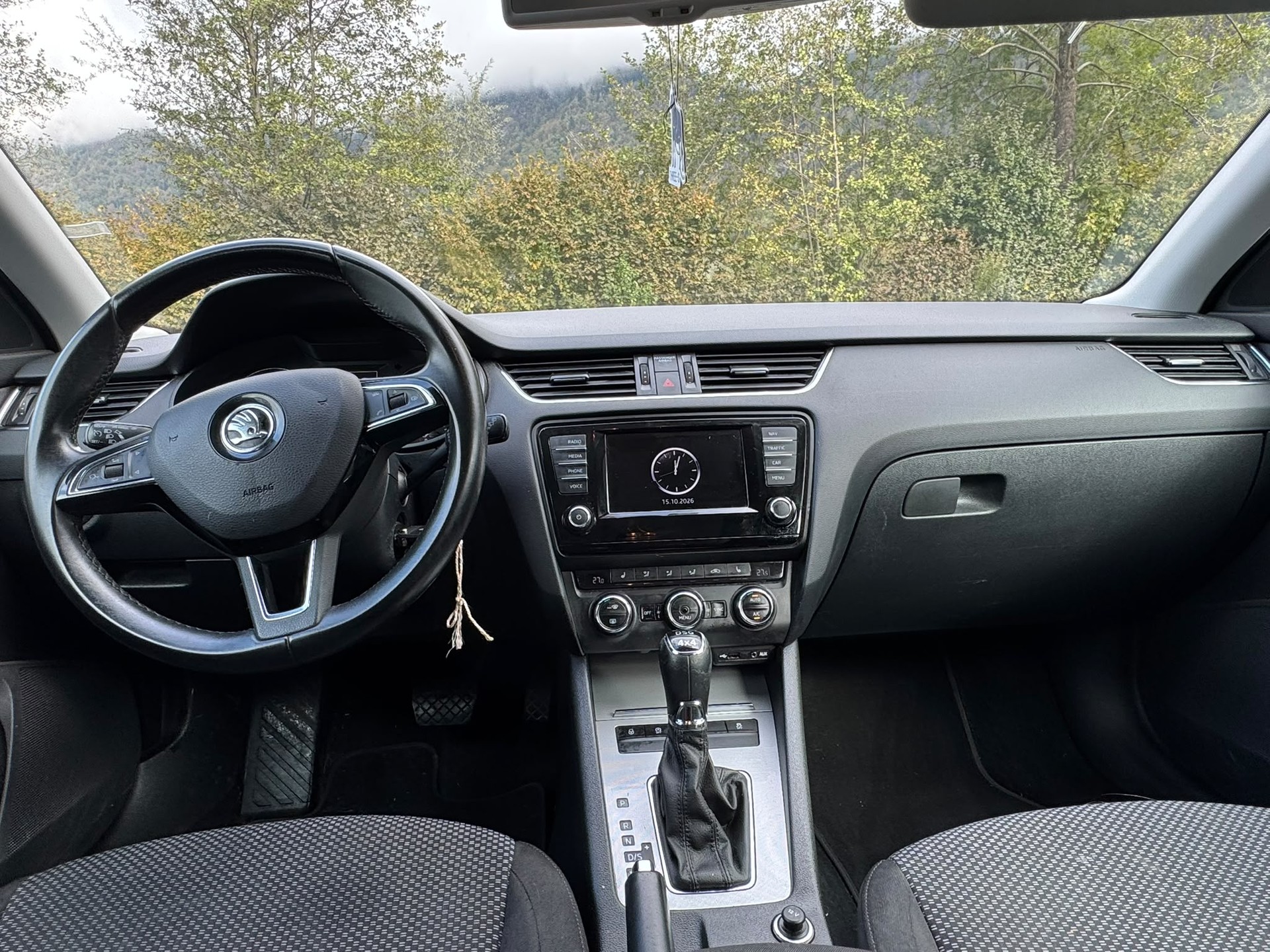 SKODA Octavia Combi 2.0 TDI Swiss Edition 4x4 DSG-image-10