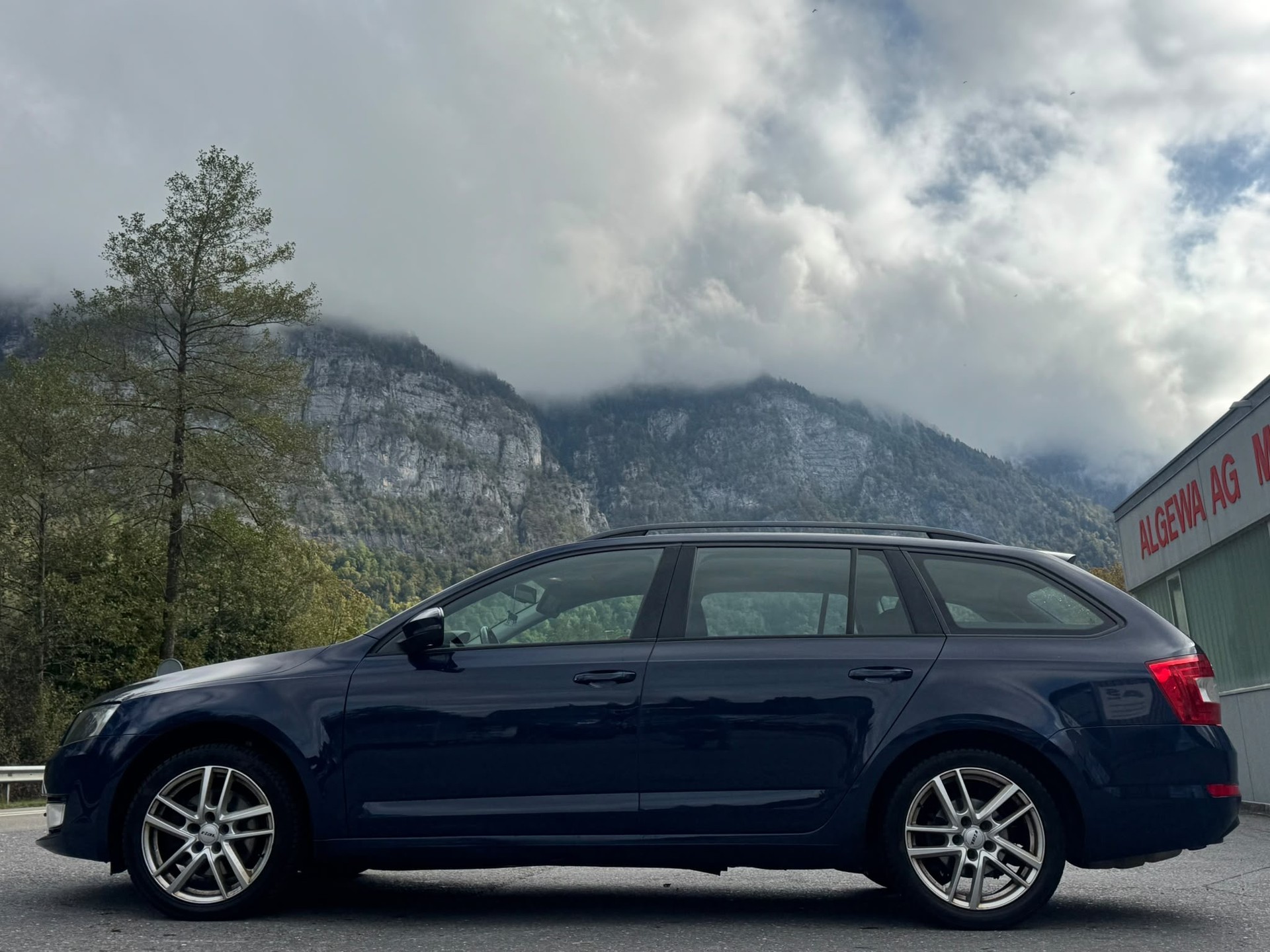 SKODA Octavia Combi 2.0 TDI Swiss Edition 4x4 DSG-image-3