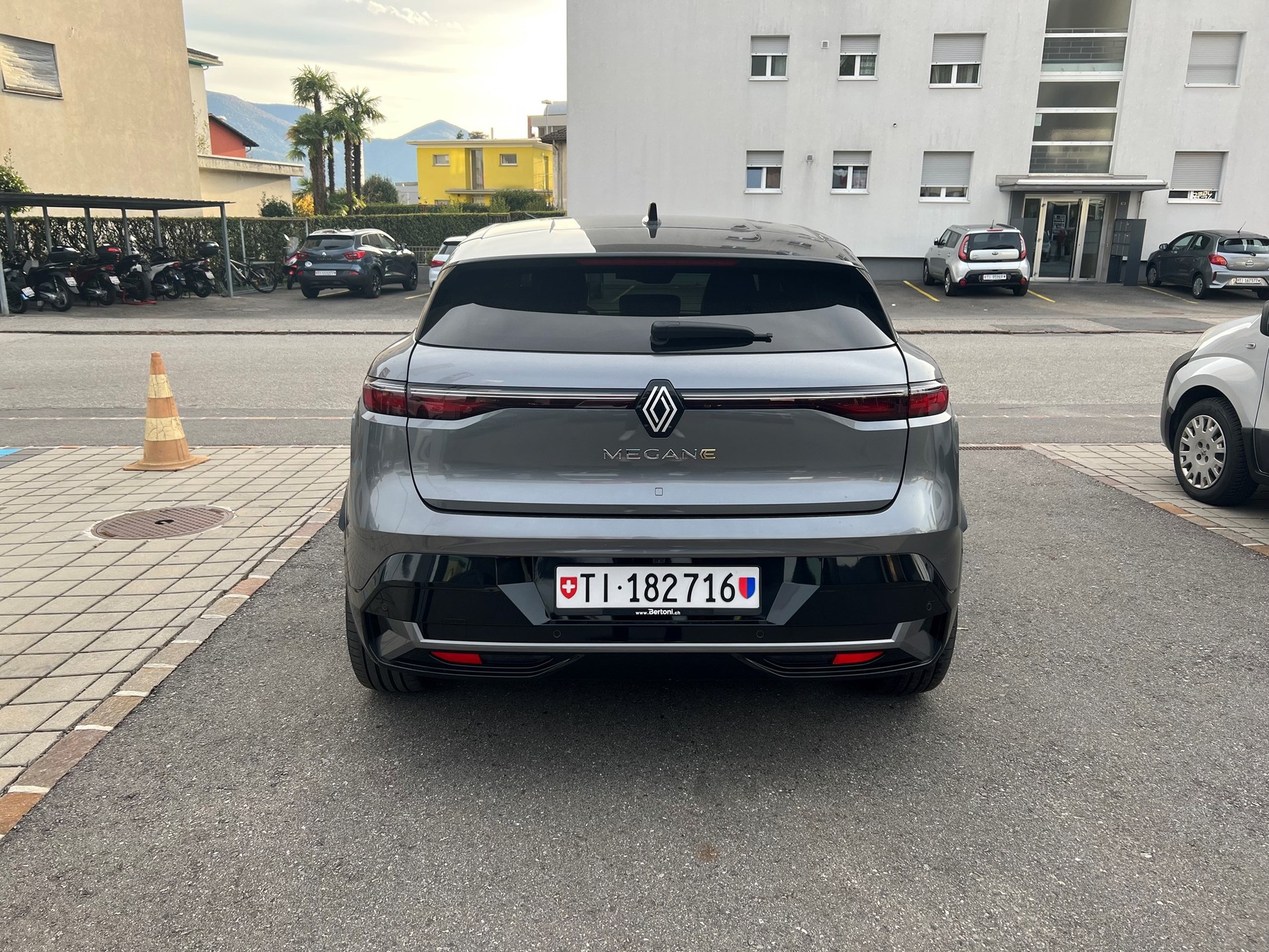 RENAULT Mégane E-TECH EV60 Techno-image-4