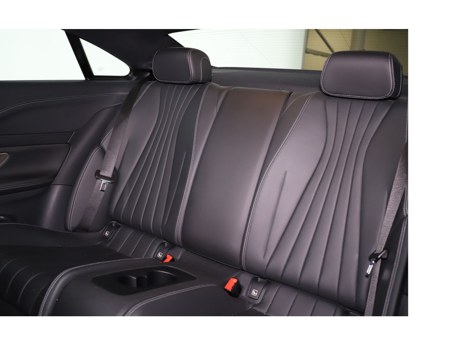 MERCEDES-BENZ E 400d Coupé 4M AMG Line-image-12
