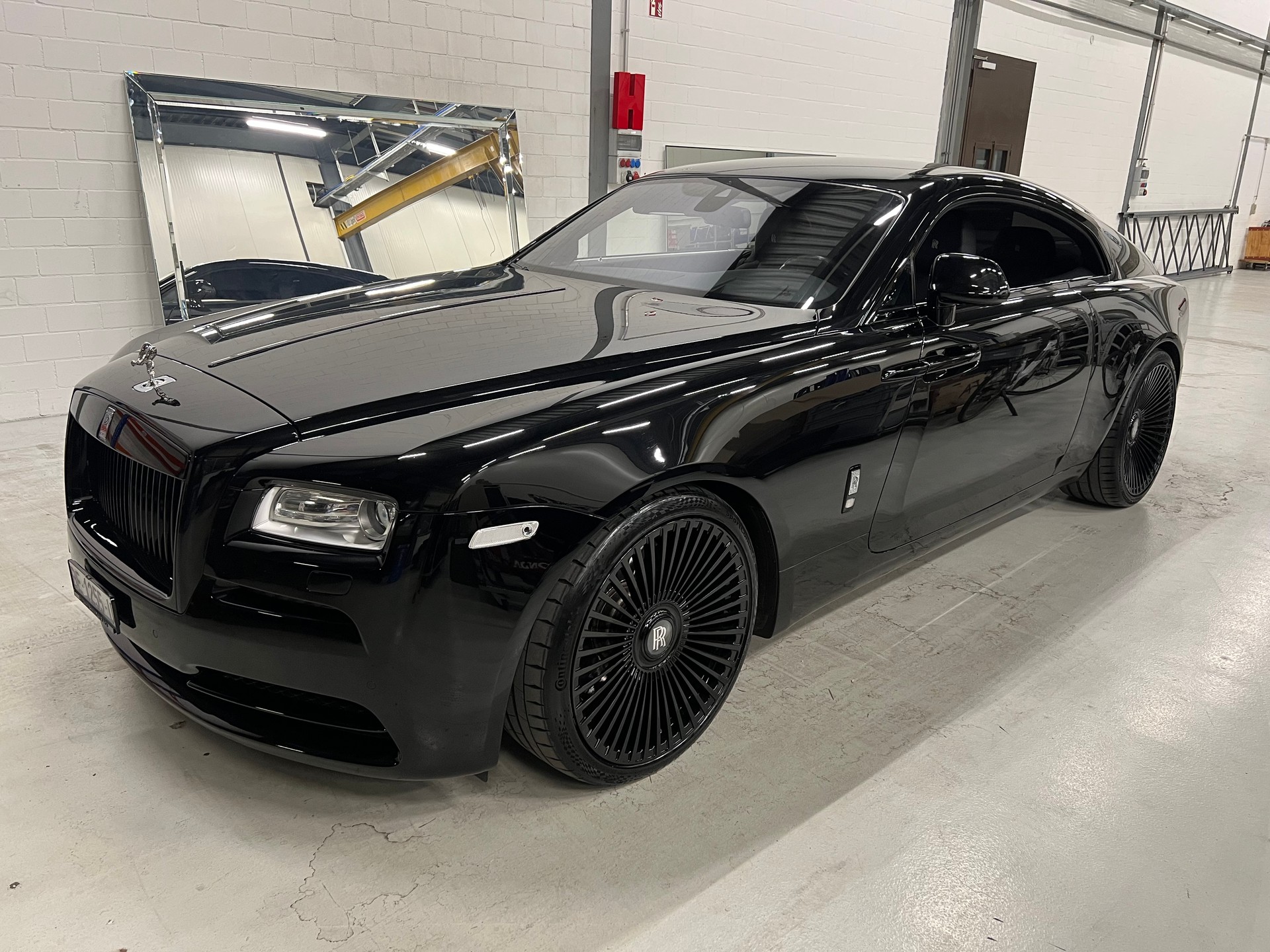 ROLLS-ROYCE "BLACK IS BEAUTY" WRAITH COUPE 6.6 V12 "BLACK BADGE OPTIC" CH WAGEN. AB MFK + AB SERVICE. MIT 632 PS.-showroom-element-2