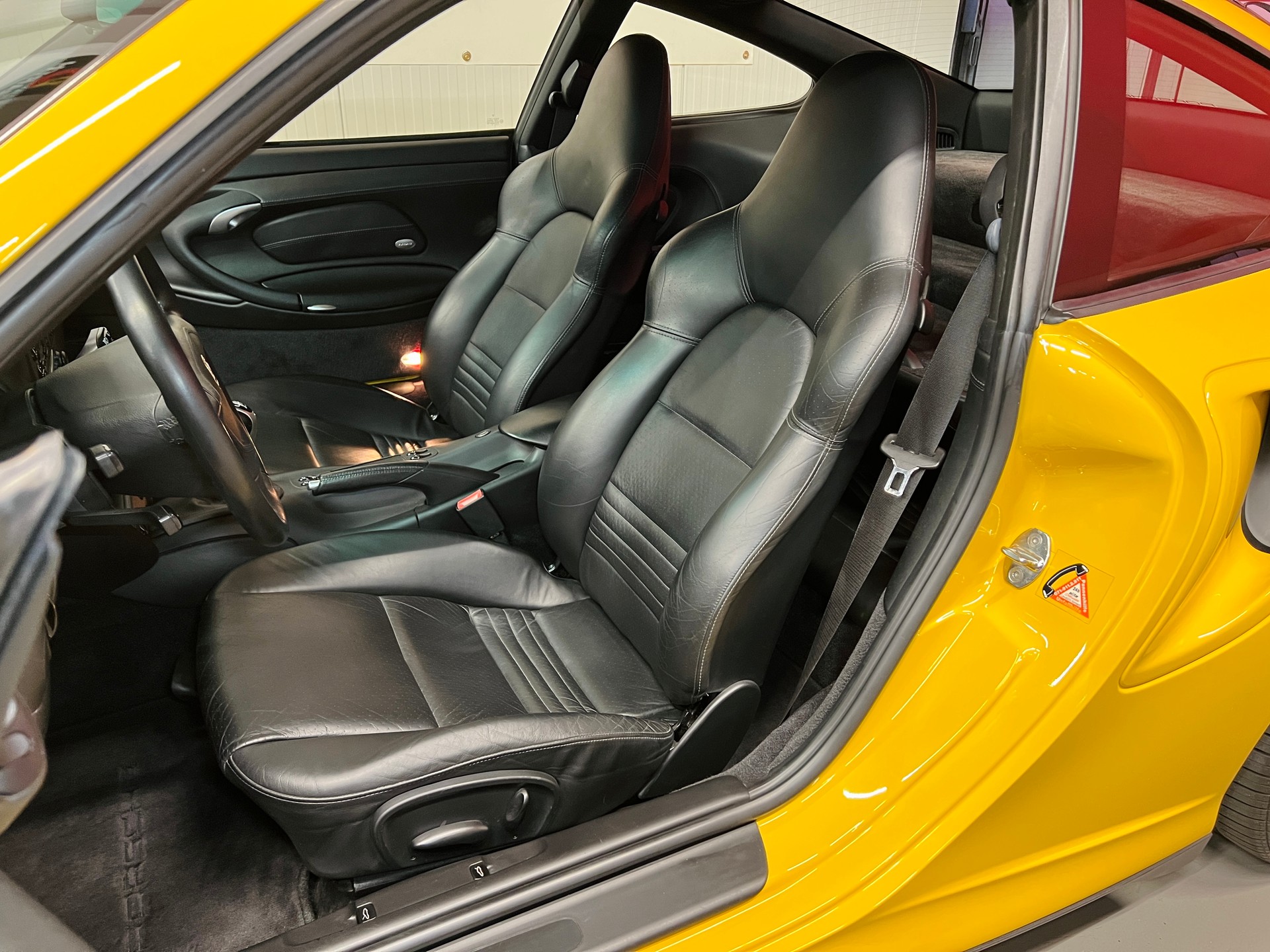 PORSCHE 911 Turbo „Speedgelb“ 1. Lack-image-6