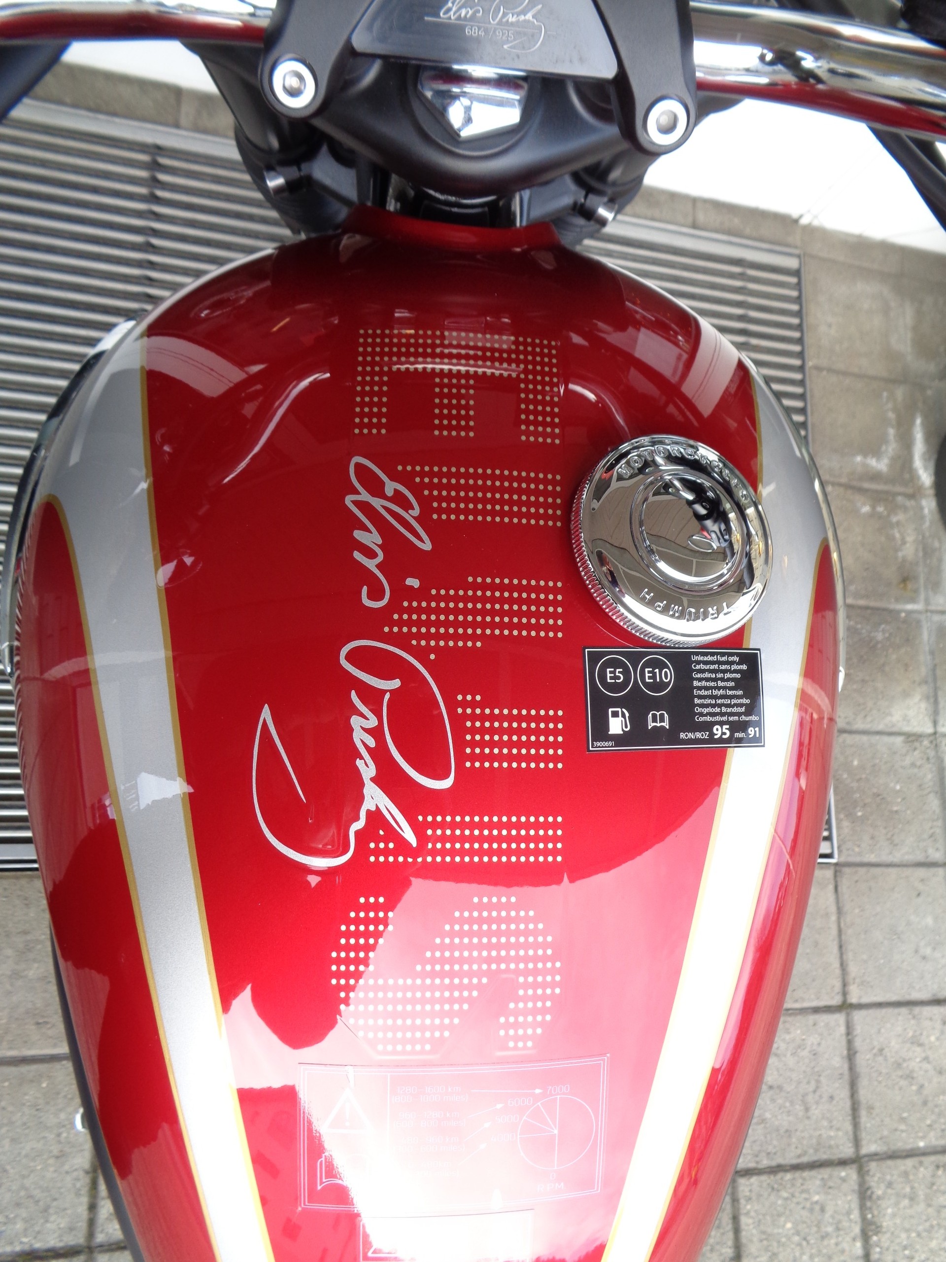 TRIUMPH Bonneville T120 Elvis Edition-image-9