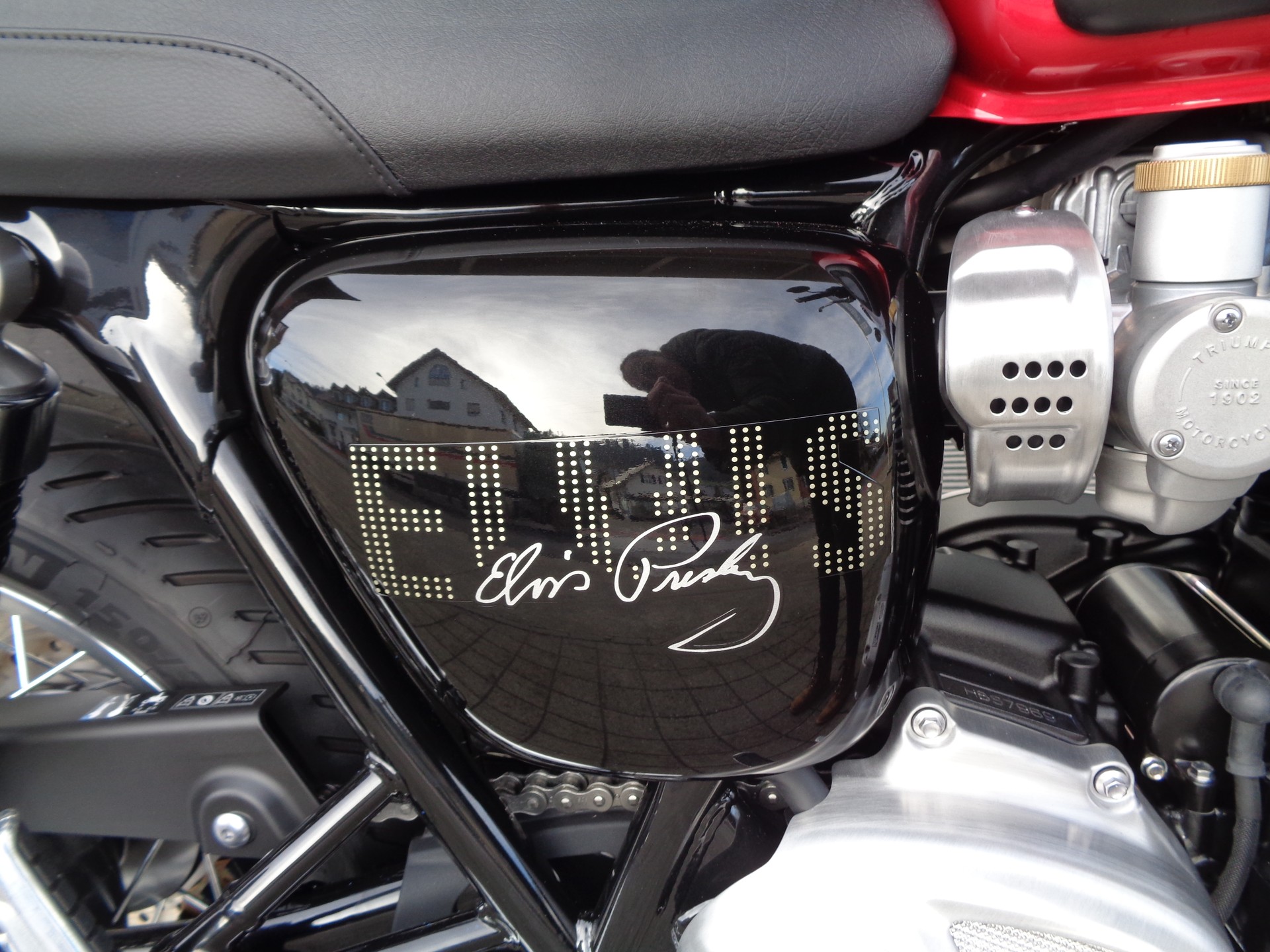 TRIUMPH Bonneville T120 Elvis Edition-image-8