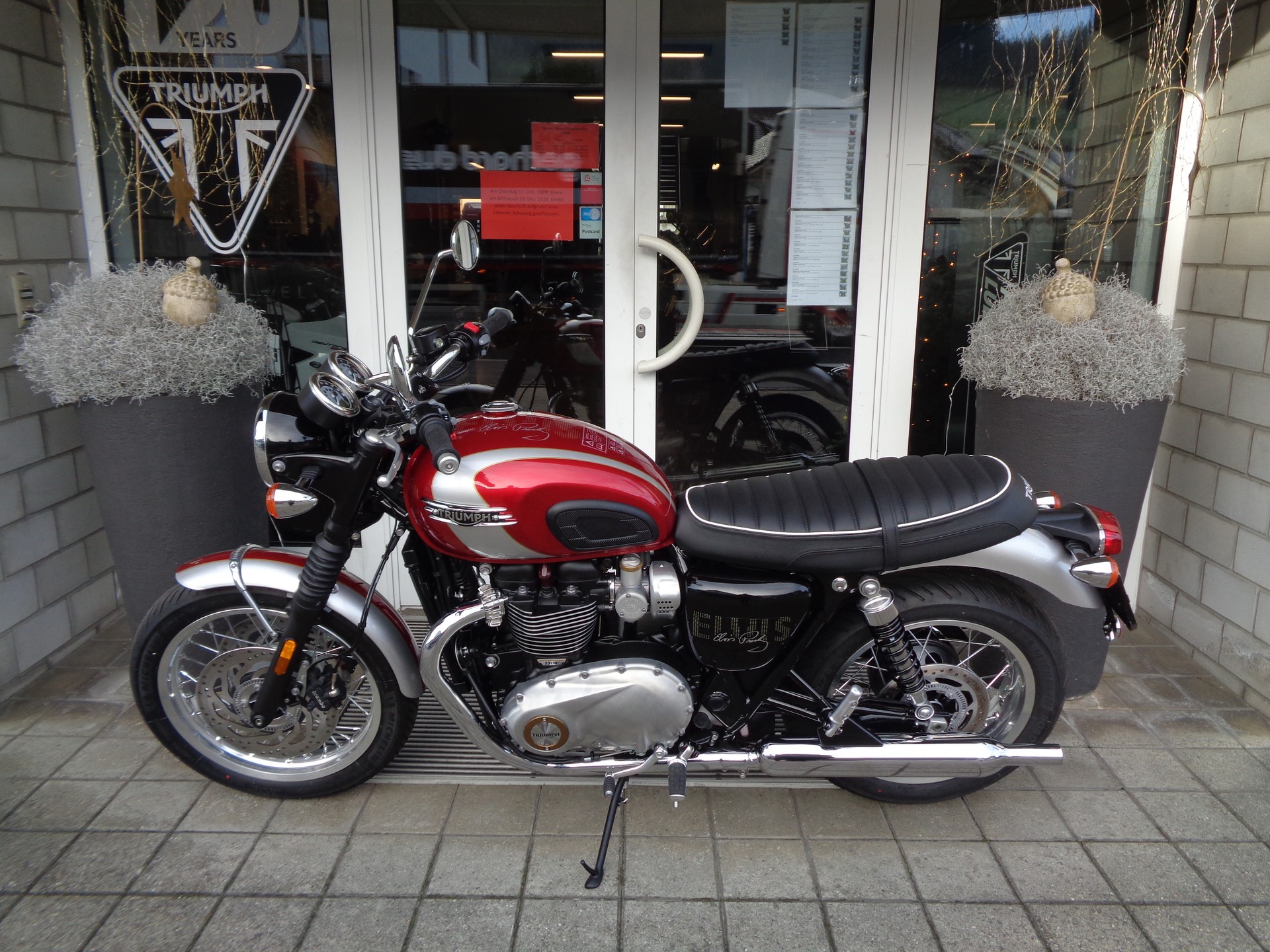 TRIUMPH Bonneville T120 Elvis Edition-image-5