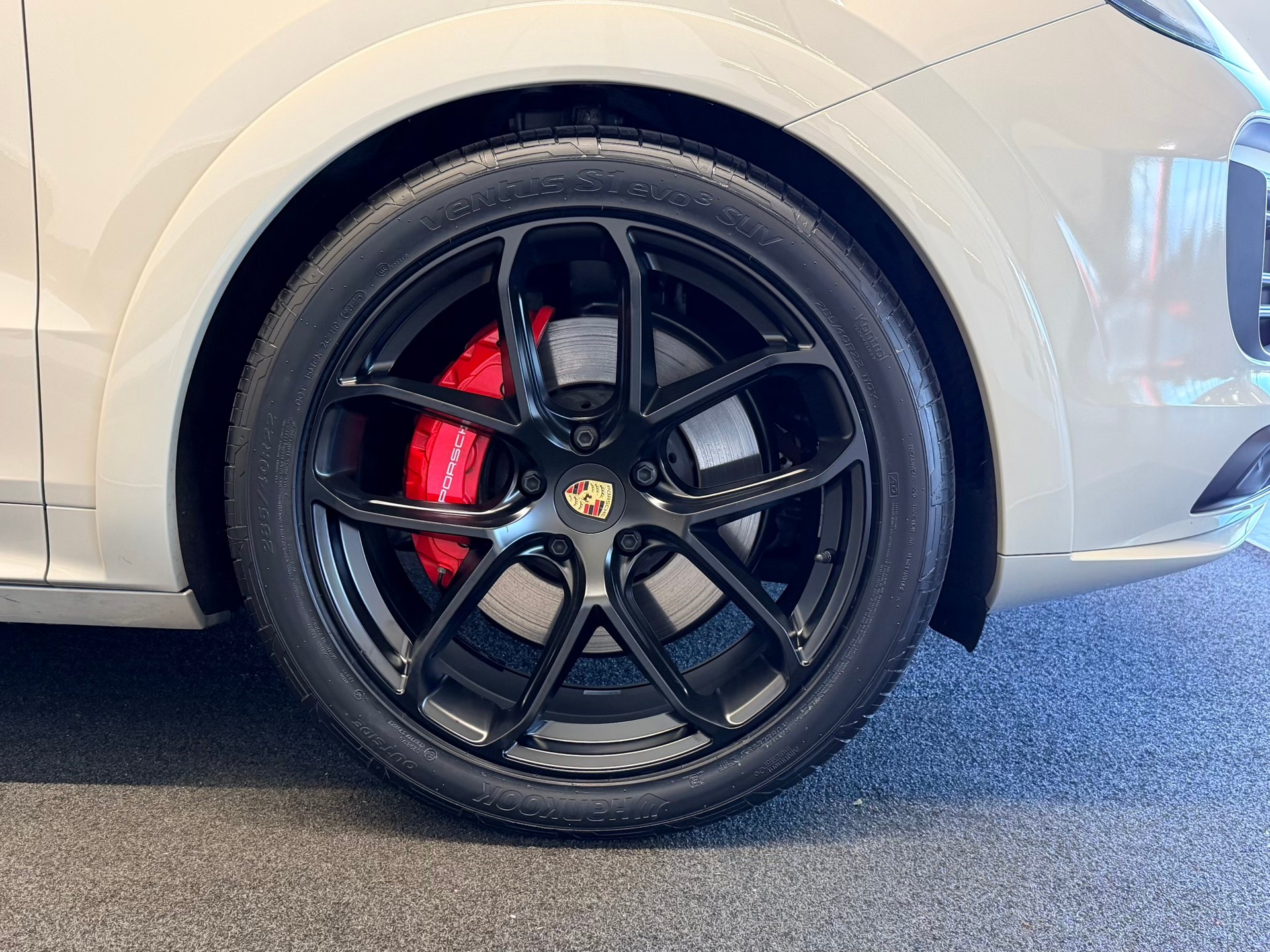 PORSCHE Cayenne GTS Coupé-image-8