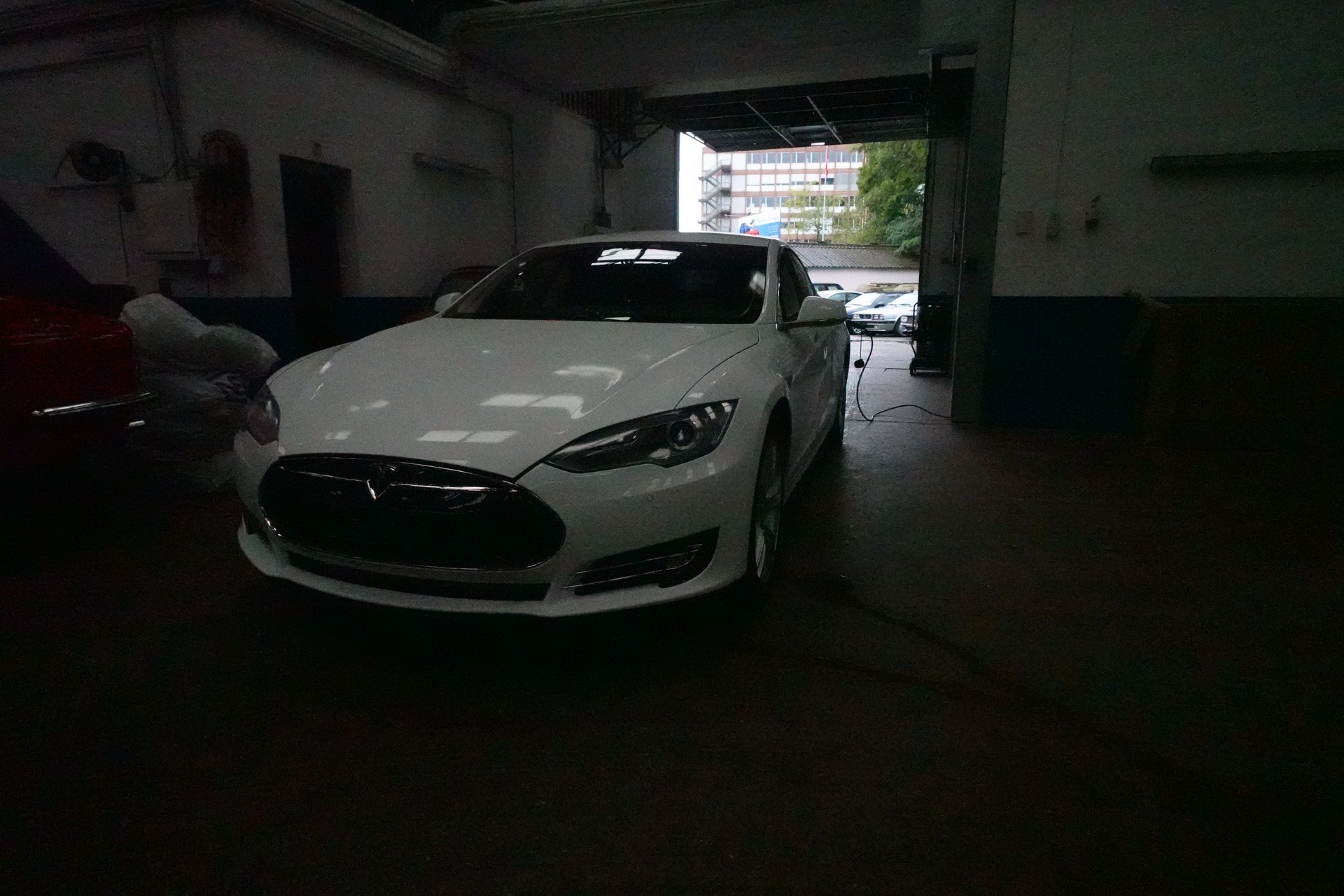 TESLA Model S 85-image-2