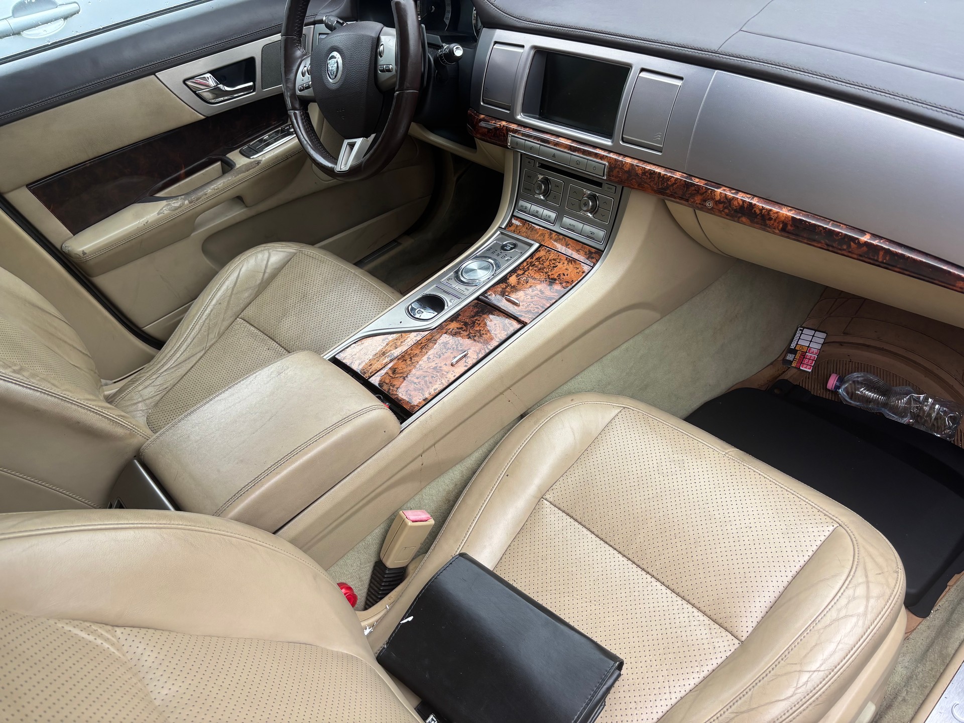 JAGUAR XF 2.7d V6 Premium Luxury-image-6