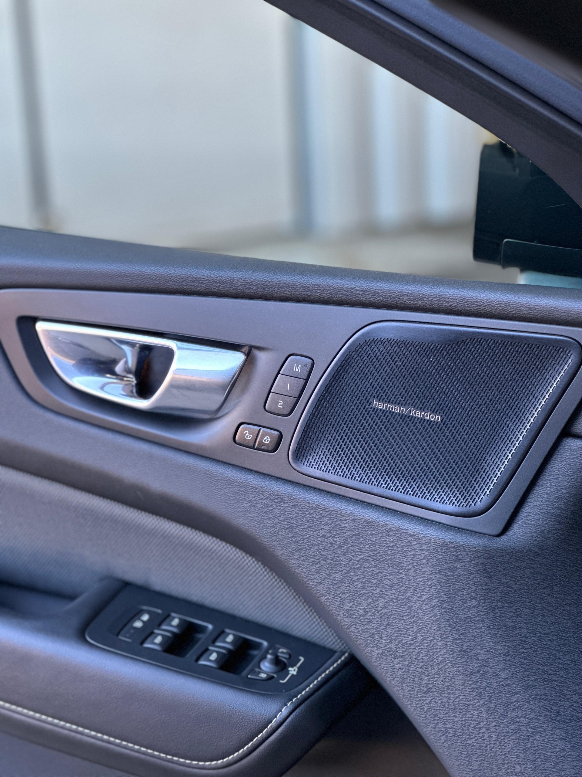 VOLVO XC60 2.0 T8 TE Ultimate Dark eAWD-image-12