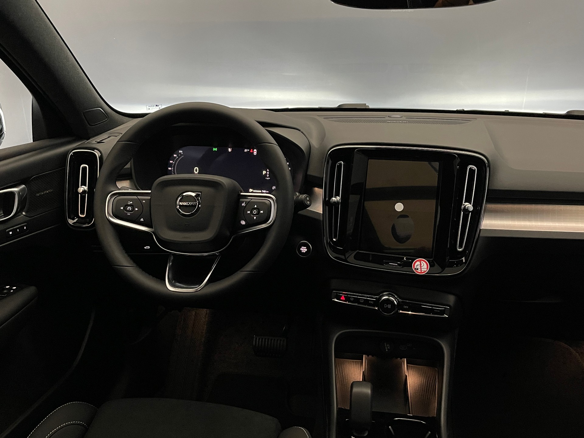 VOLVO XC40 2.0 B4 MH Black Edition-image-11