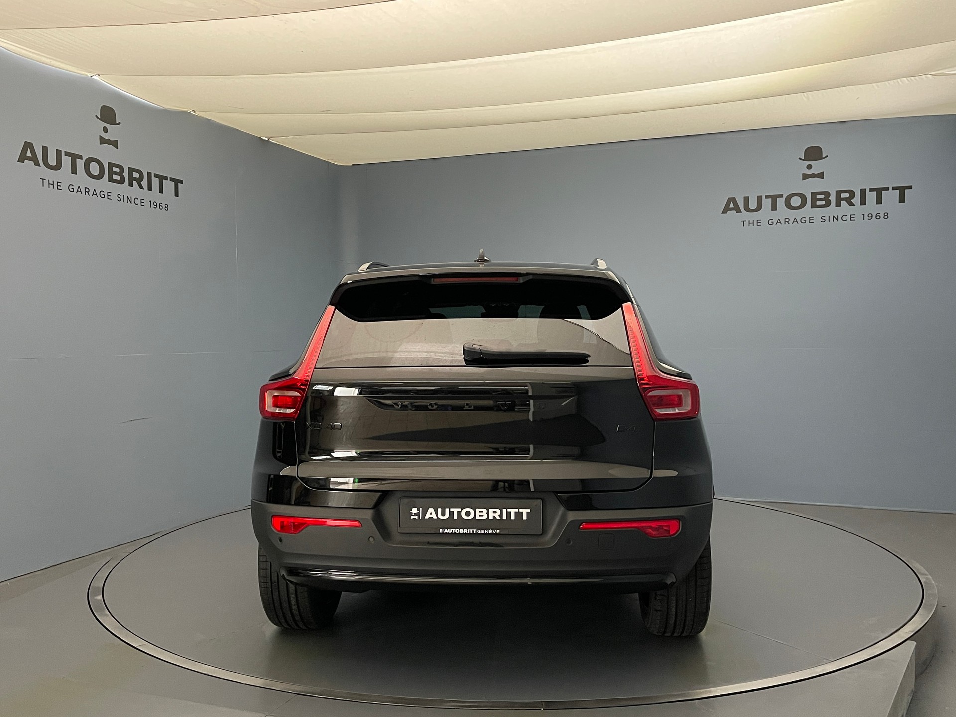 VOLVO XC40 2.0 B4 MH Black Edition-image-1